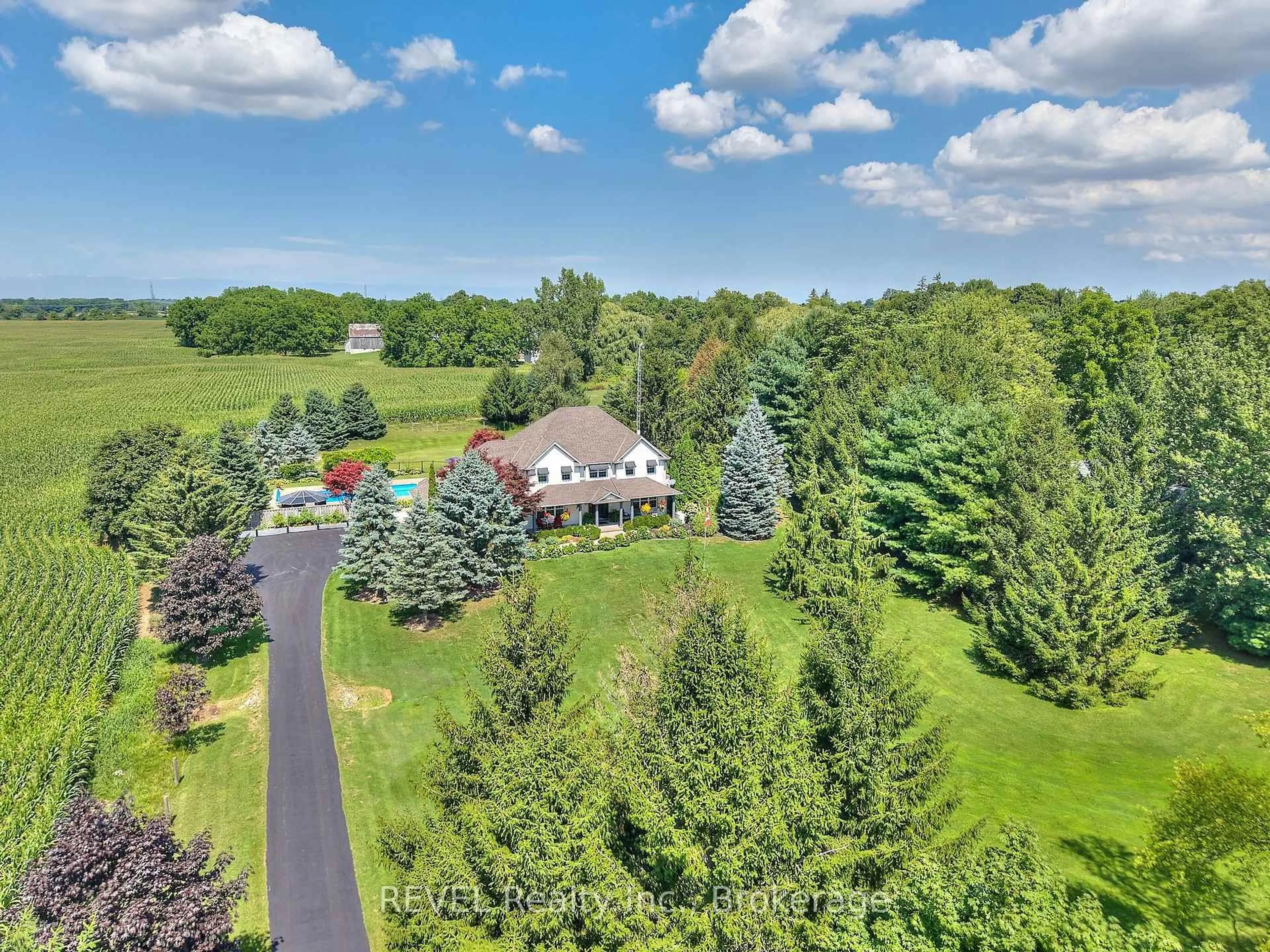 A pic from outside/outdoor area/front of a property/back of a property/a pic from drone, unknown for 717 Metler Rd, Pelham Ontario L0S 1C0