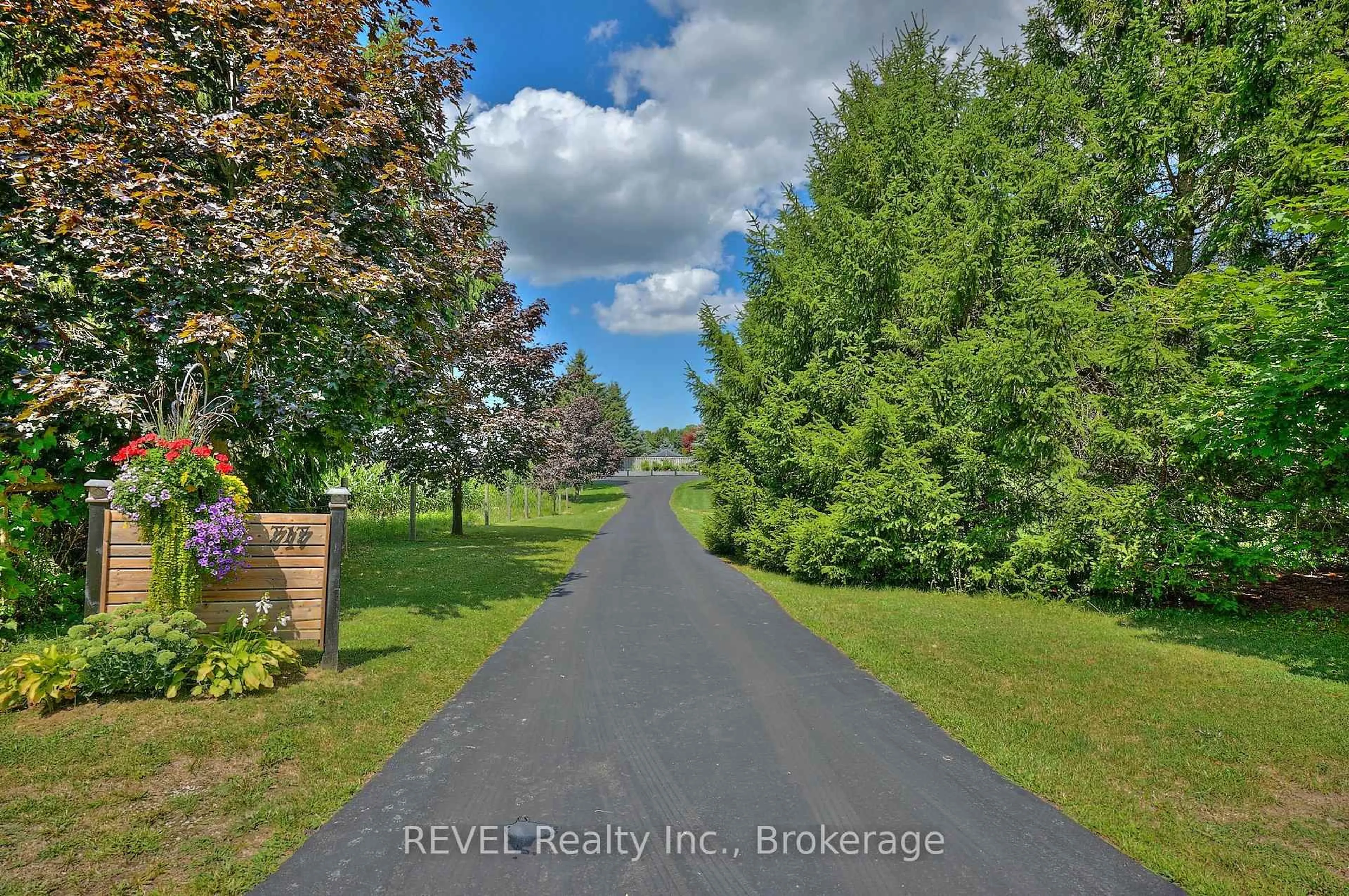 A pic from outside/outdoor area/front of a property/back of a property/a pic from drone, water/lake/river/ocean view for 717 Metler Rd, Pelham Ontario L0S 1C0