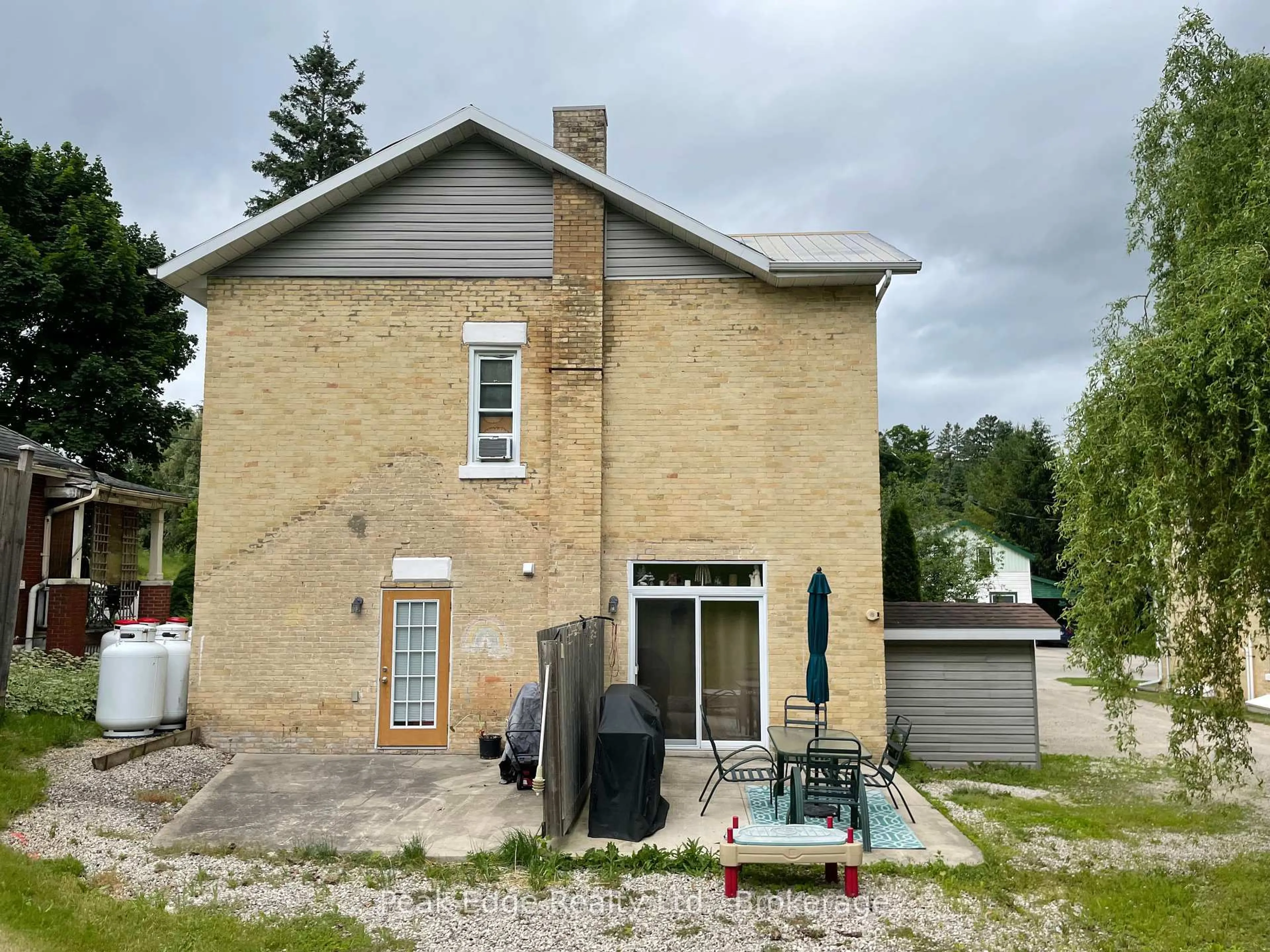 A pic from outside/outdoor area/front of a property/back of a property/a pic from drone, building for 541 Mill St, West Grey Ontario N0G 2M0