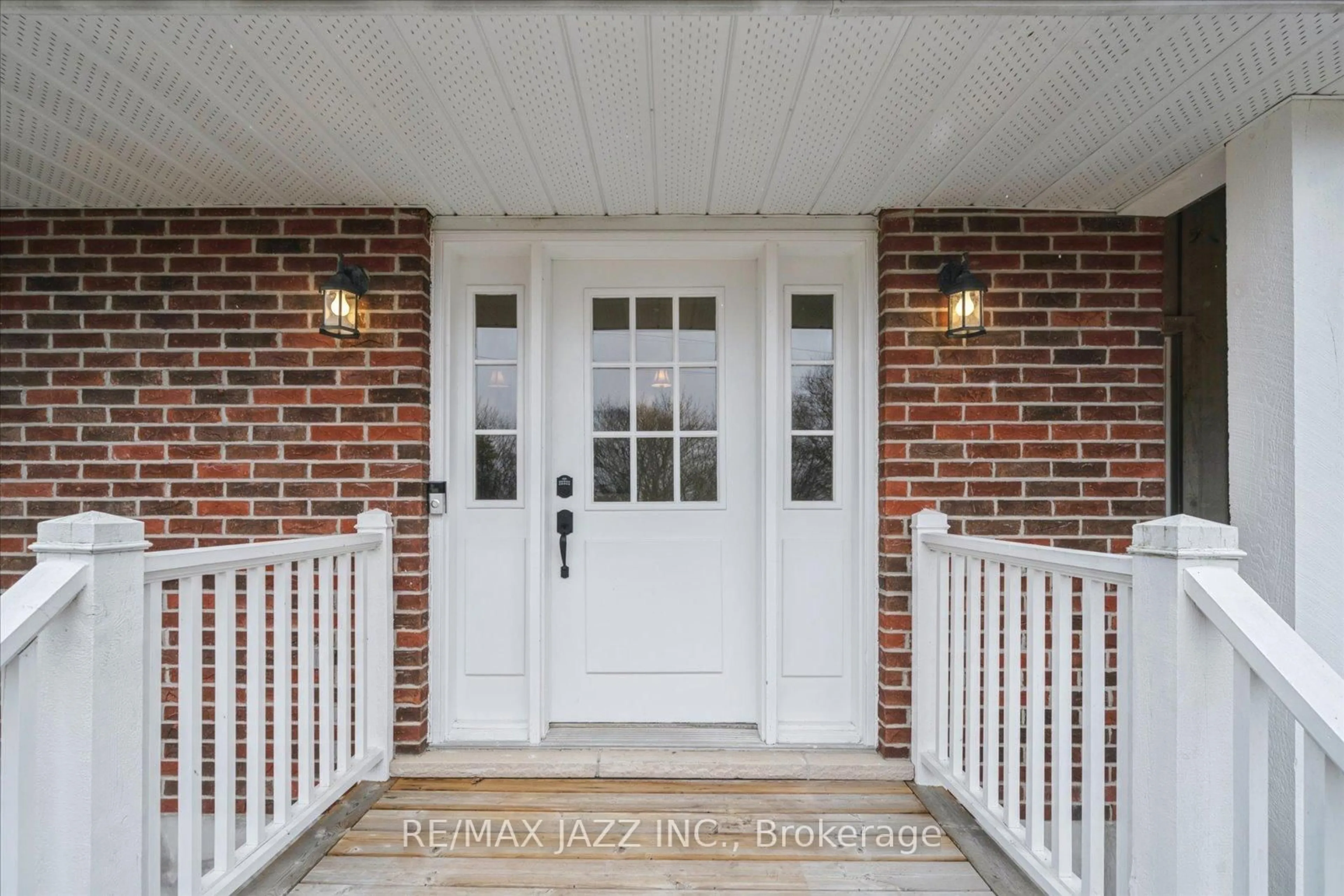 Indoor entryway for 6793 Mill St, Port Hope Ontario L1A 3V5