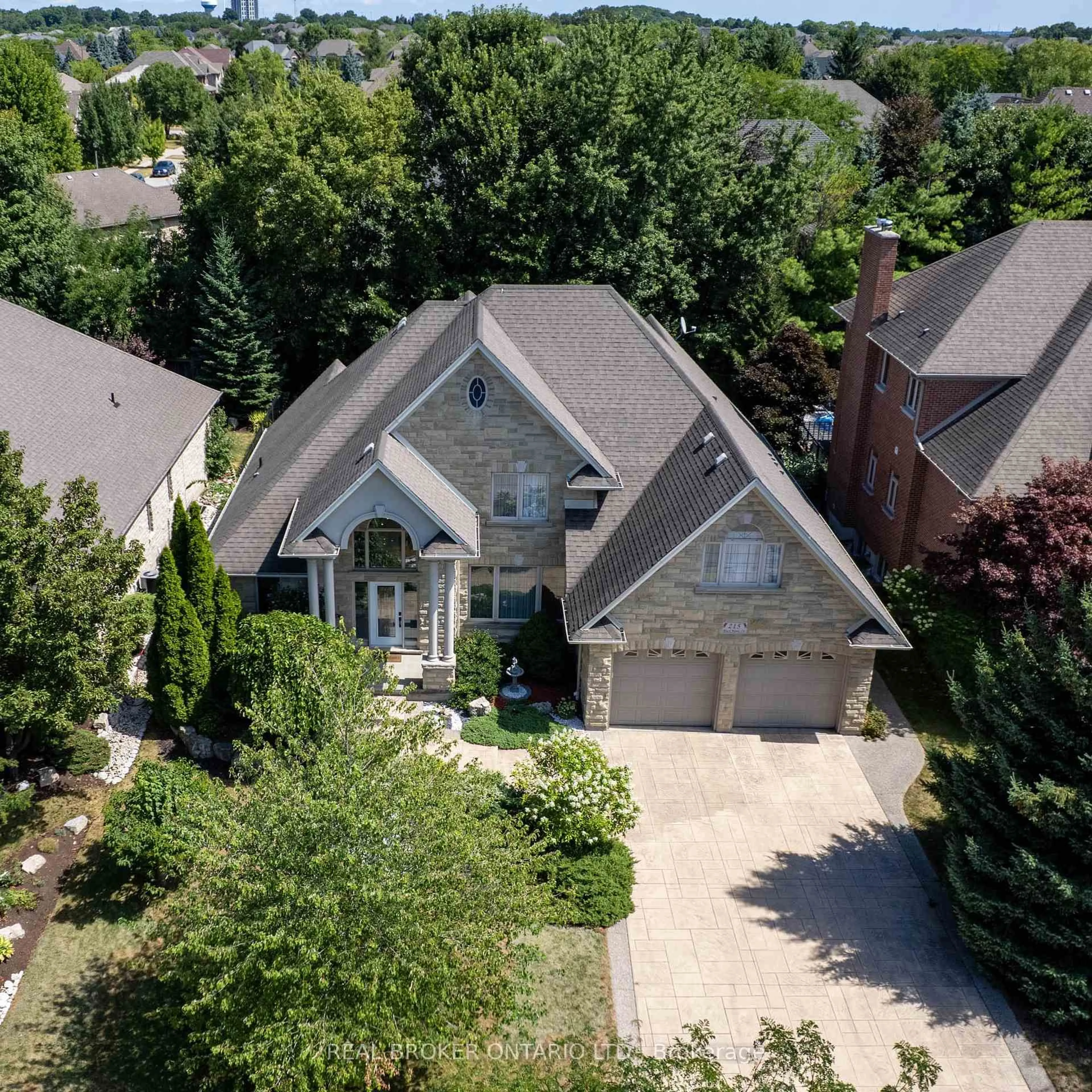 A pic from outside/outdoor area/front of a property/back of a property/a pic from drone, street for 215 Black Maple Crt, Kitchener Ontario N2P 2W8