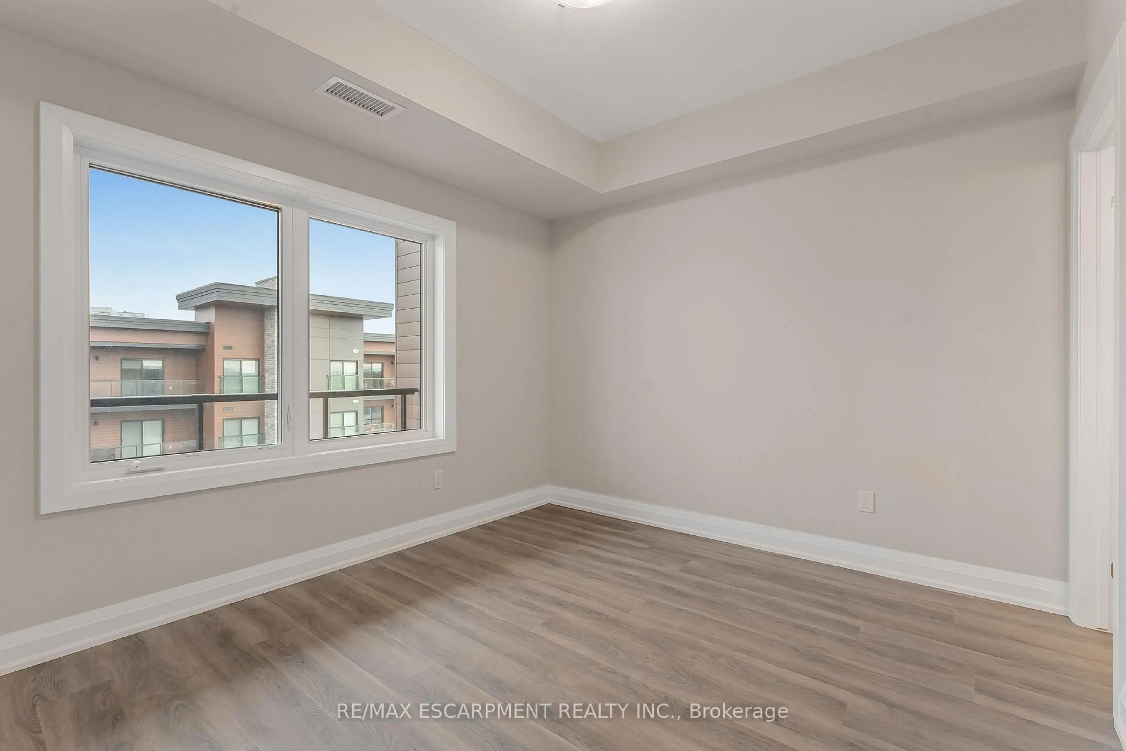 A pic of a room for 118 Summersides Blvd #403, Pelham Ontario L0E 1E1