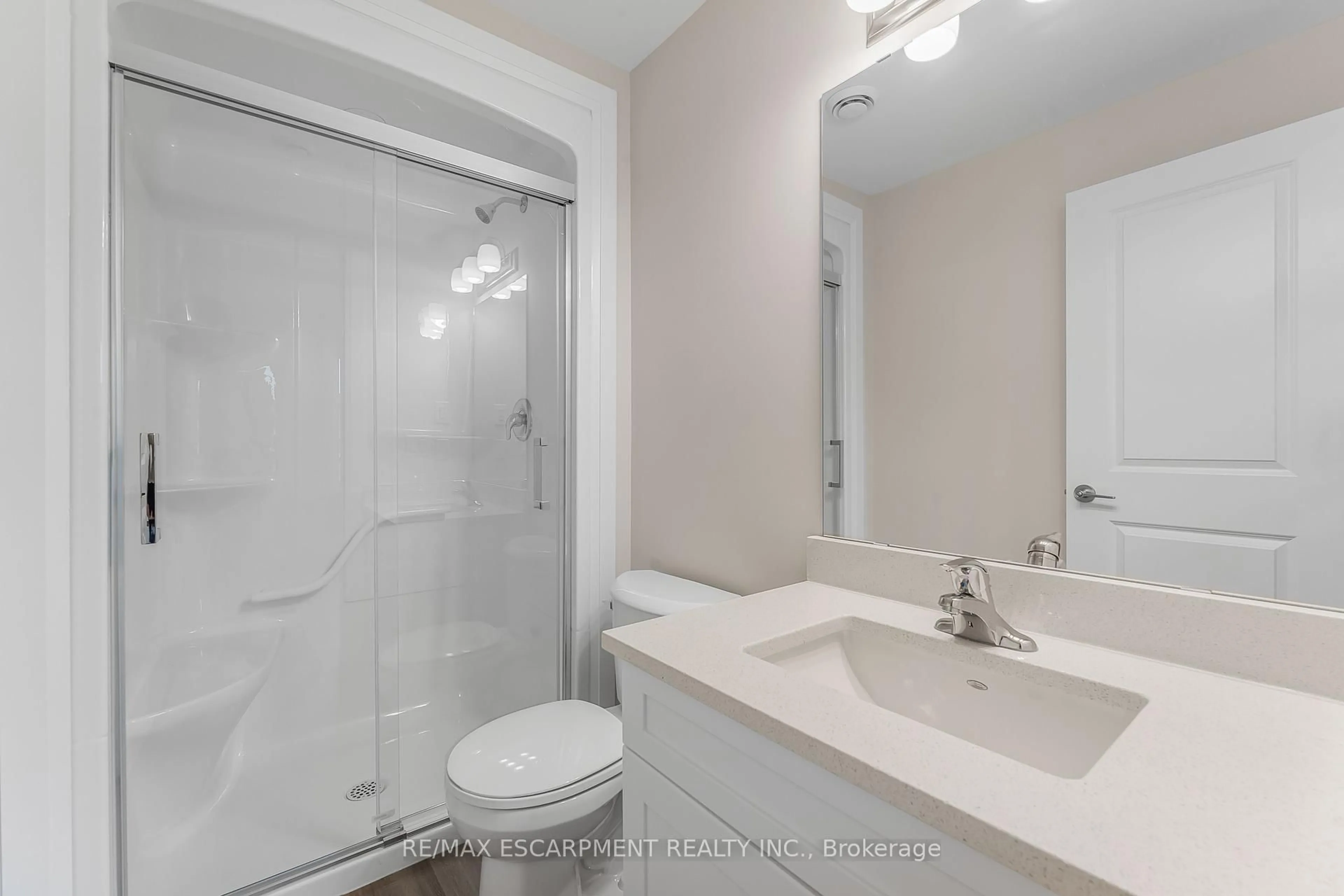 Standard bathroom, unknown for 118 Summersides Blvd #403, Pelham Ontario L0E 1E1