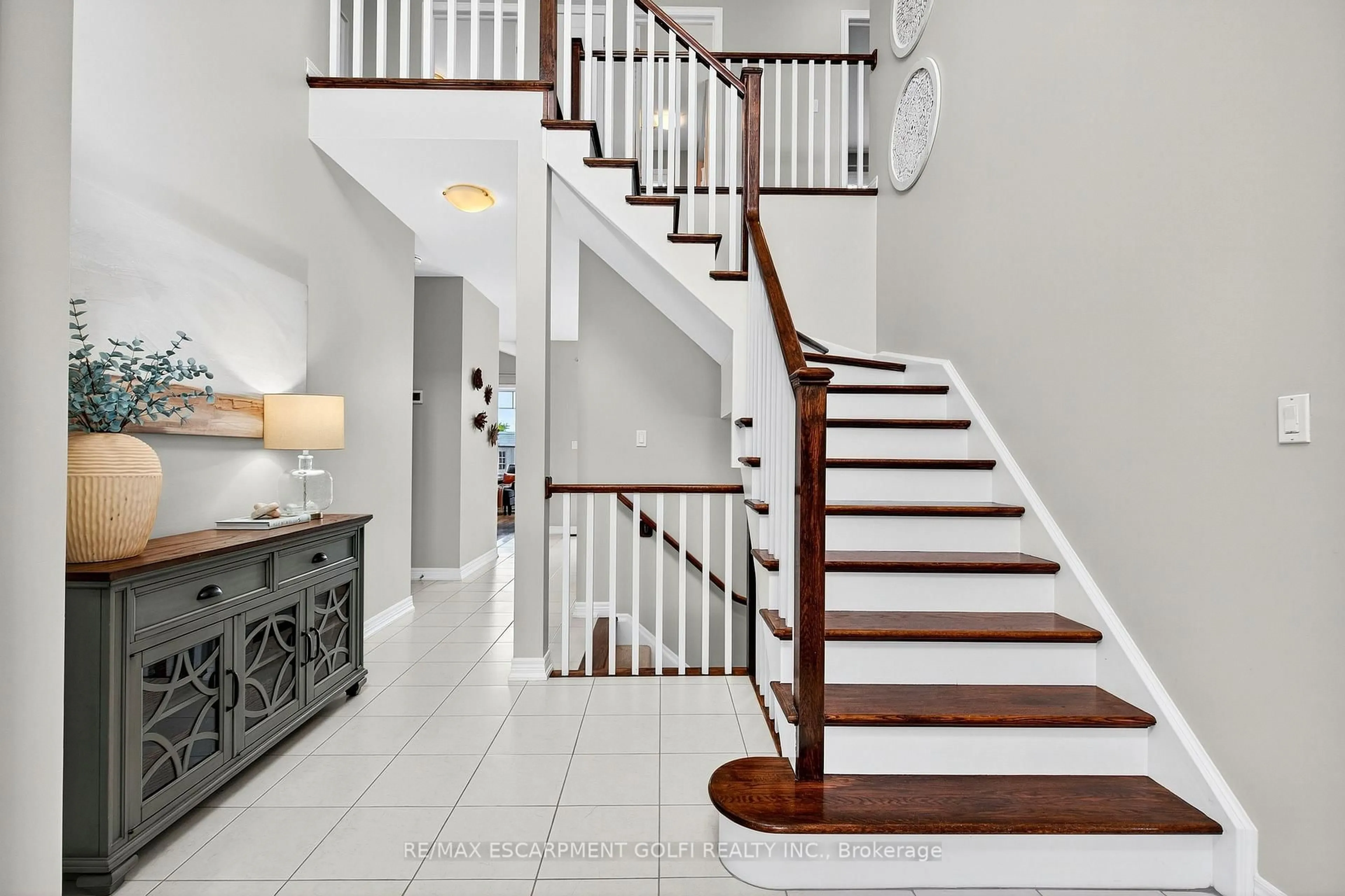 Stairs for 5 Gateway Ave, West Lincoln Ontario L0R 2A0