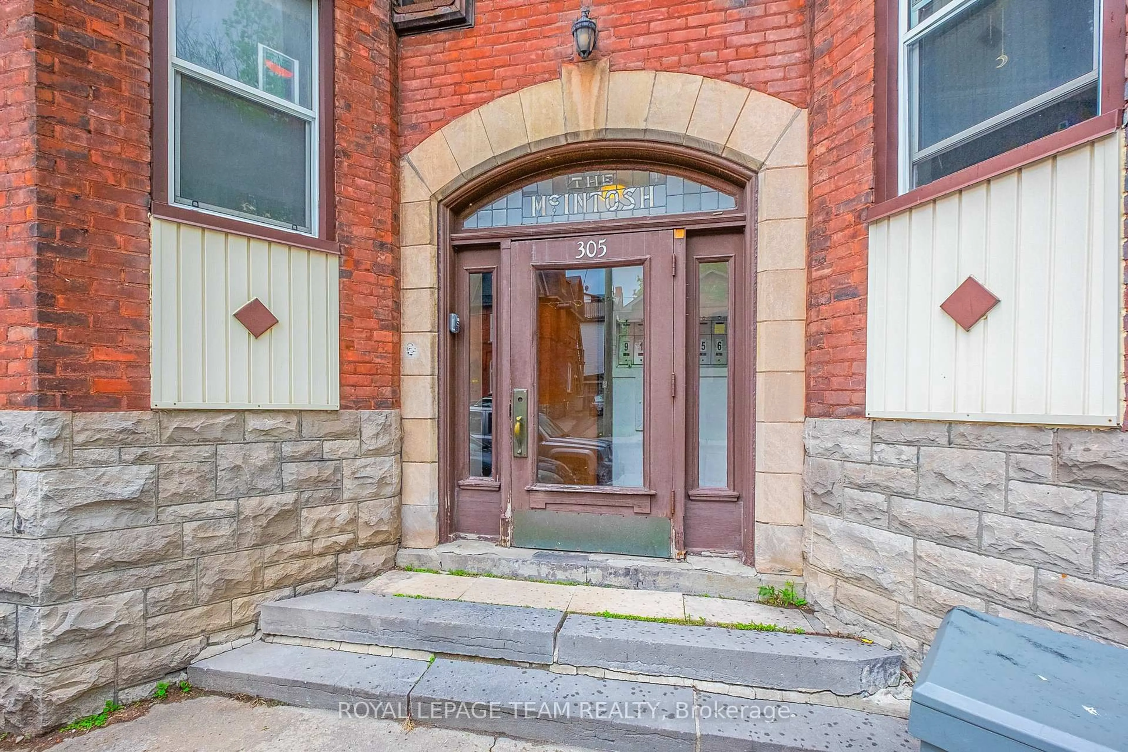 Unknown for 305 Waverley St, Ottawa Ontario K2P 0V9