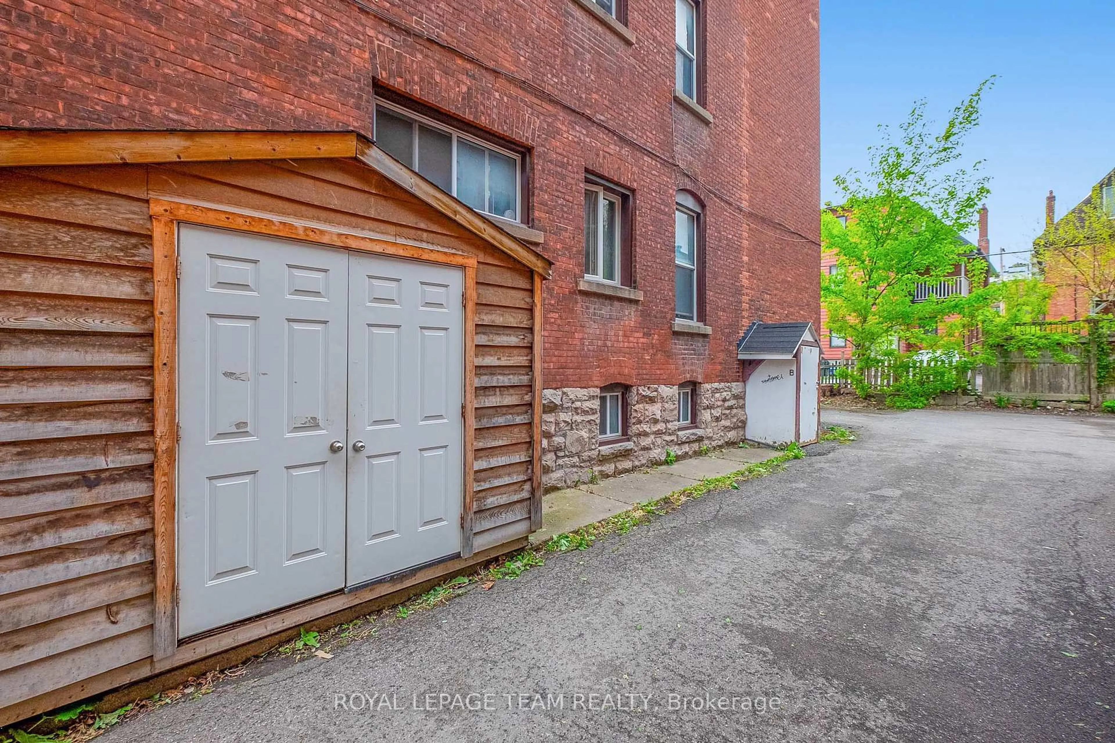 Unknown for 305 Waverley St, Ottawa Ontario K2P 0V9