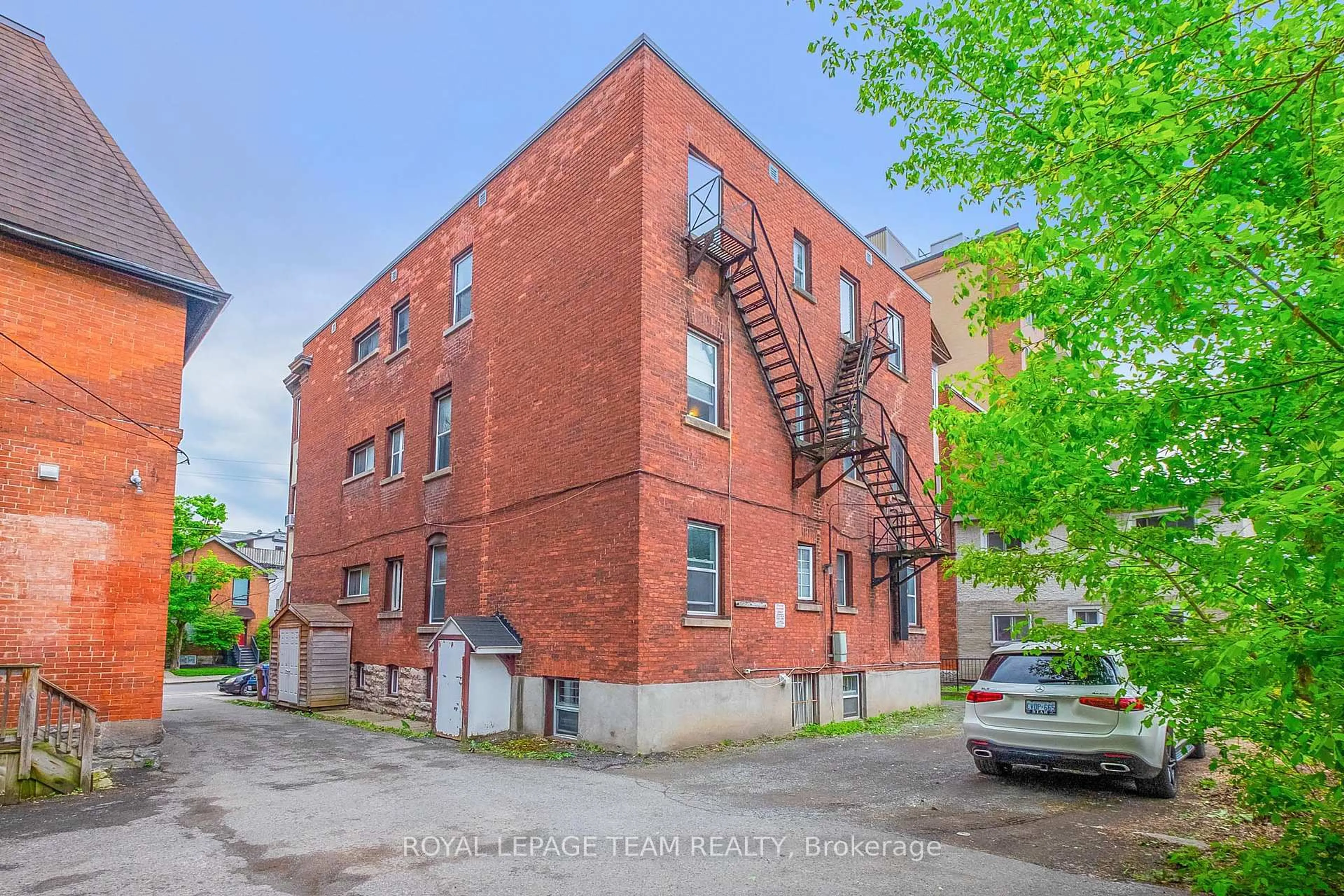 Unknown for 305 Waverley St, Ottawa Ontario K2P 0V9