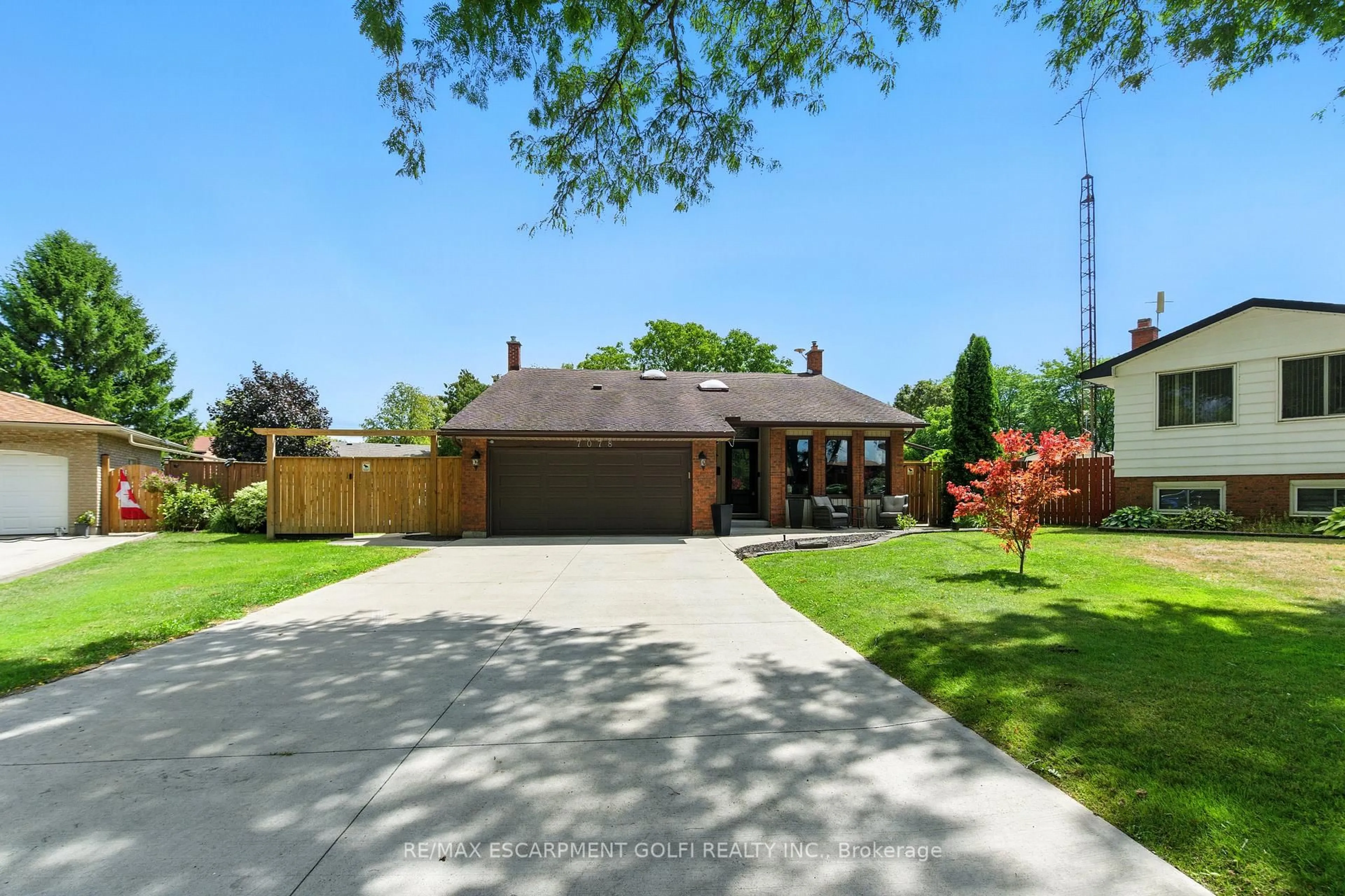 A pic from outside/outdoor area/front of a property/back of a property/a pic from drone, street for 7078 ROSSEAU Pl, Niagara Falls Ontario L2J 3V2