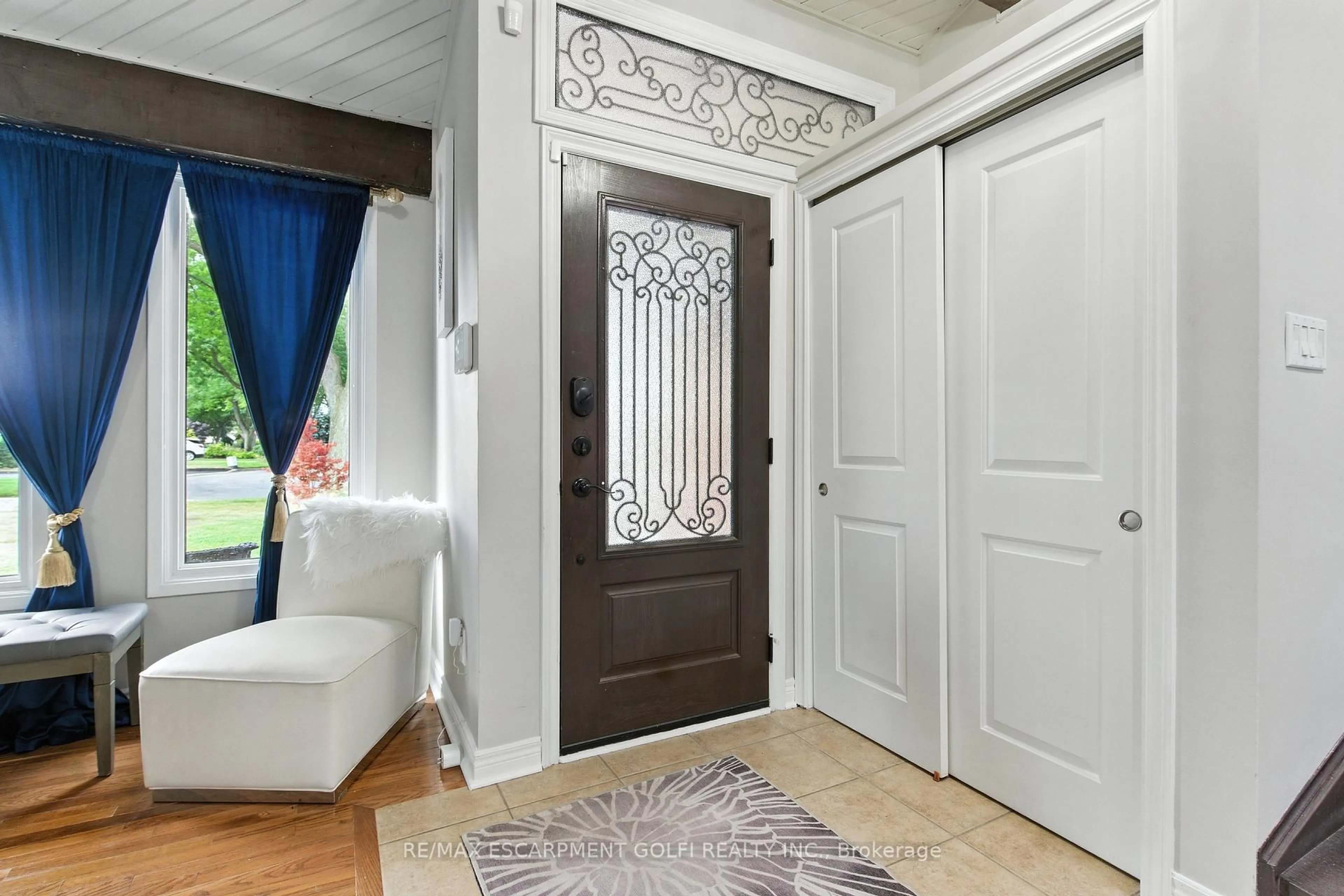 Indoor entryway for 7078 ROSSEAU Pl, Niagara Falls Ontario L2J 3V2