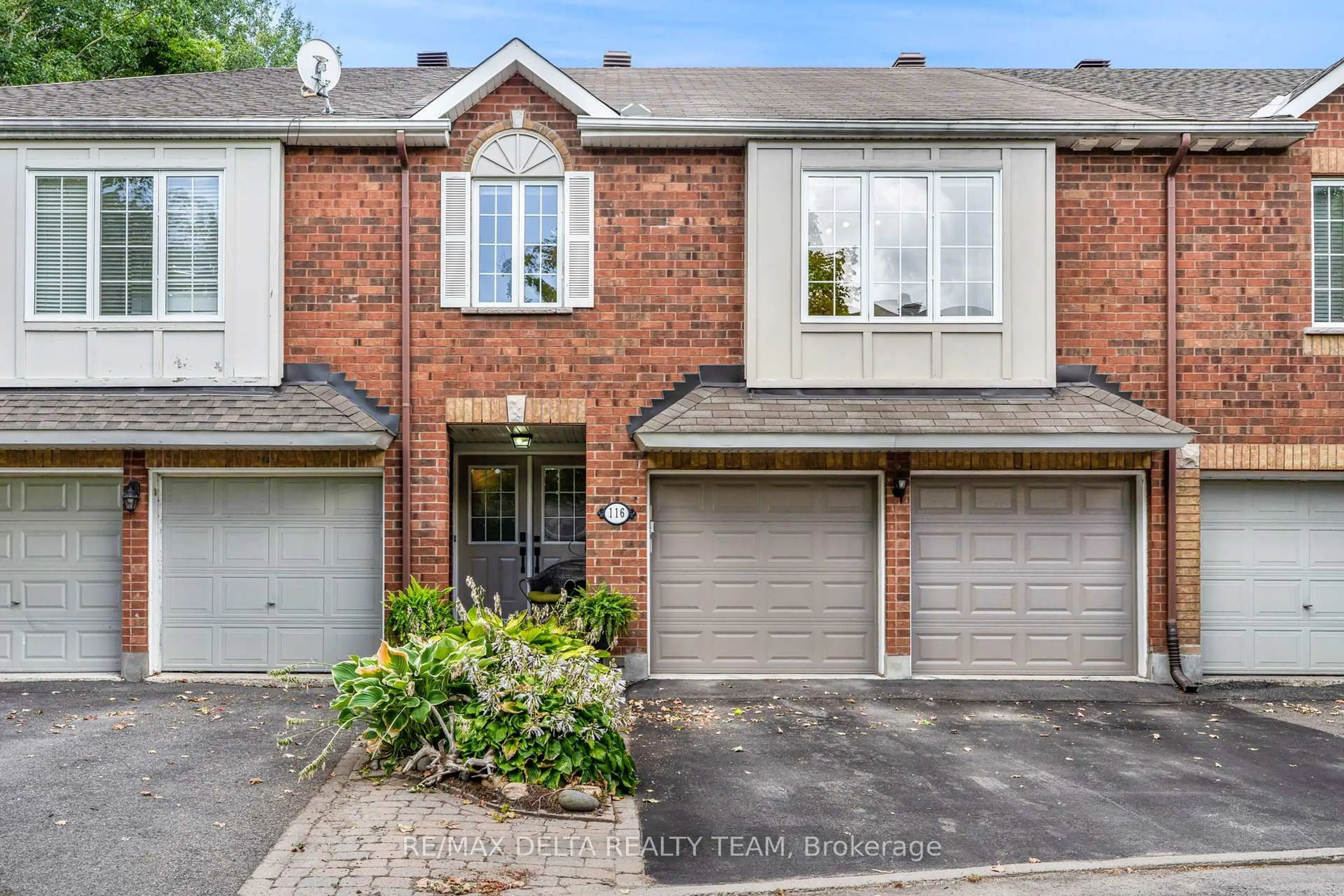 Home with brick exterior material, street for 116 Gladeview Private, Ottawa Ontario K1T 4C5