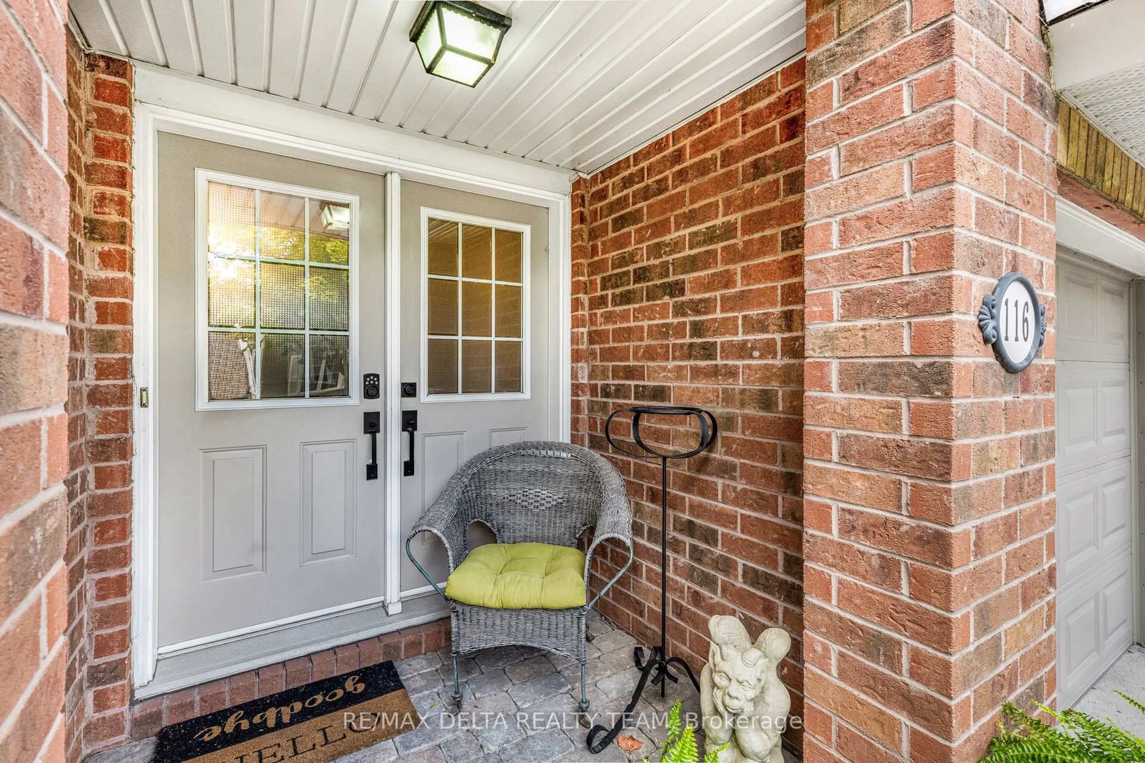 Indoor entryway for 116 Gladeview Private, Ottawa Ontario K1T 4C5