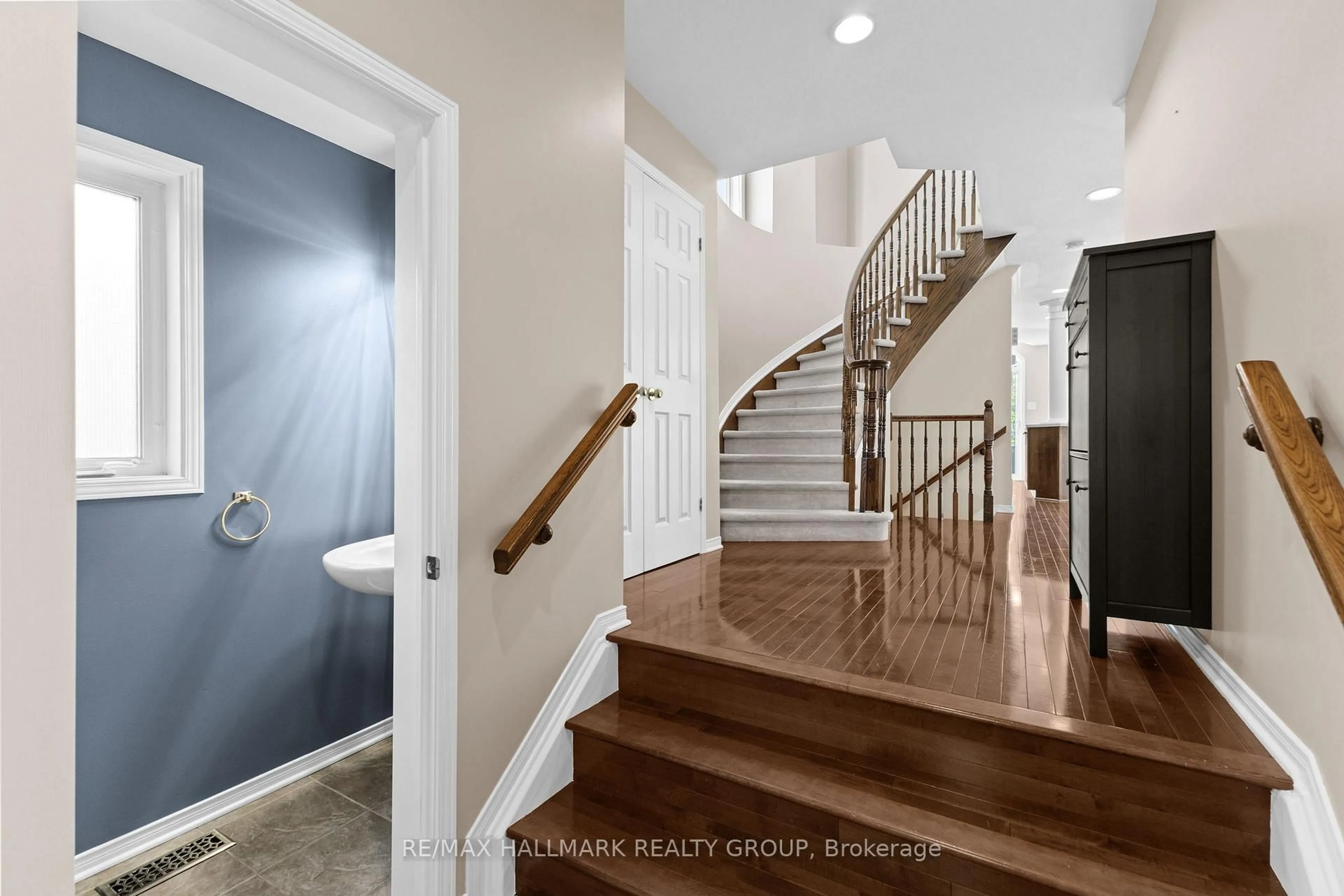 Indoor entryway for 2213 Brockstone Cres, Ottawa Ontario K4A 4V4
