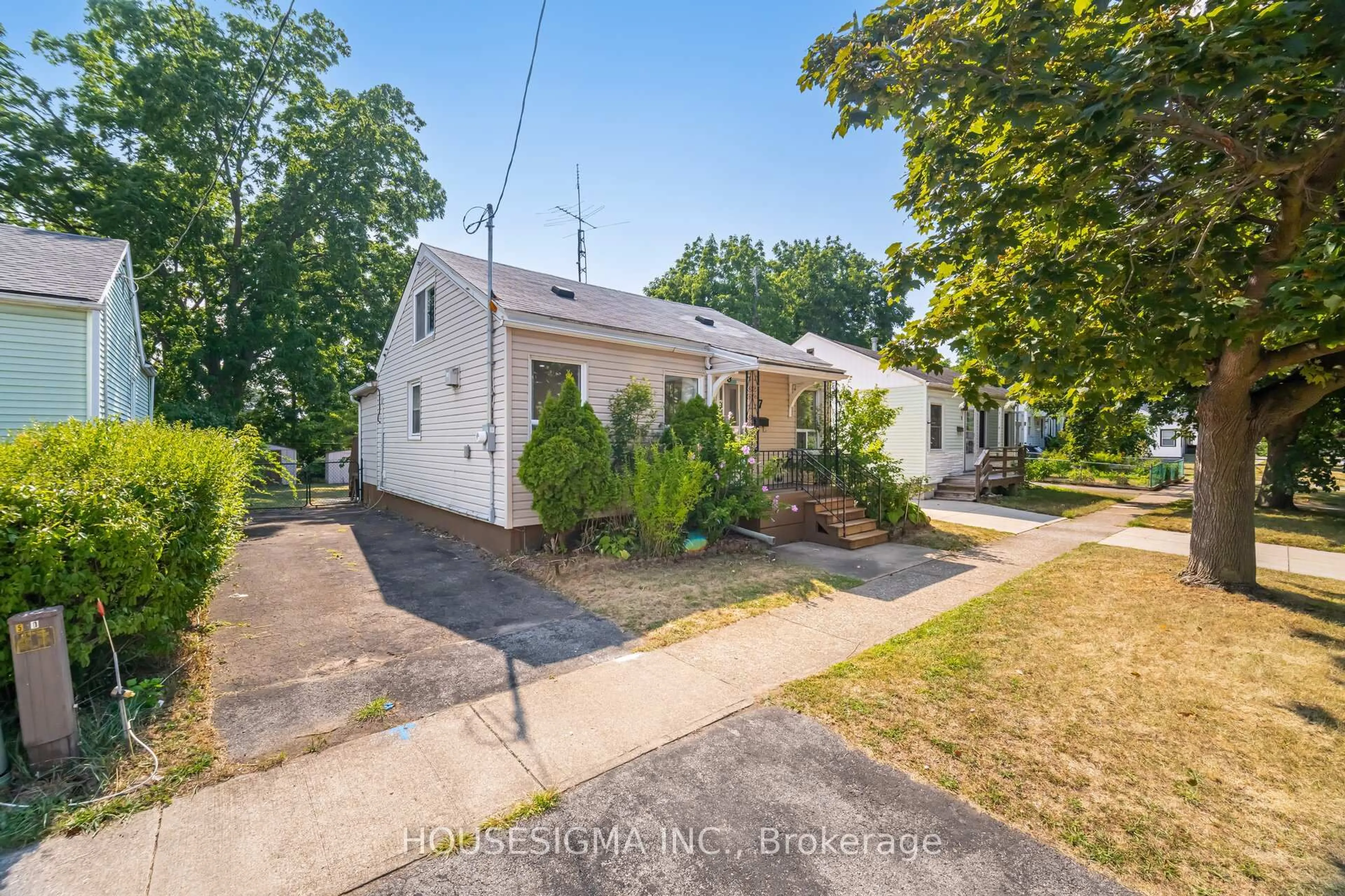 A pic from outside/outdoor area/front of a property/back of a property/a pic from drone, street for 7 Doncaster Blvd, St. Catharines Ontario L2N 1Y3