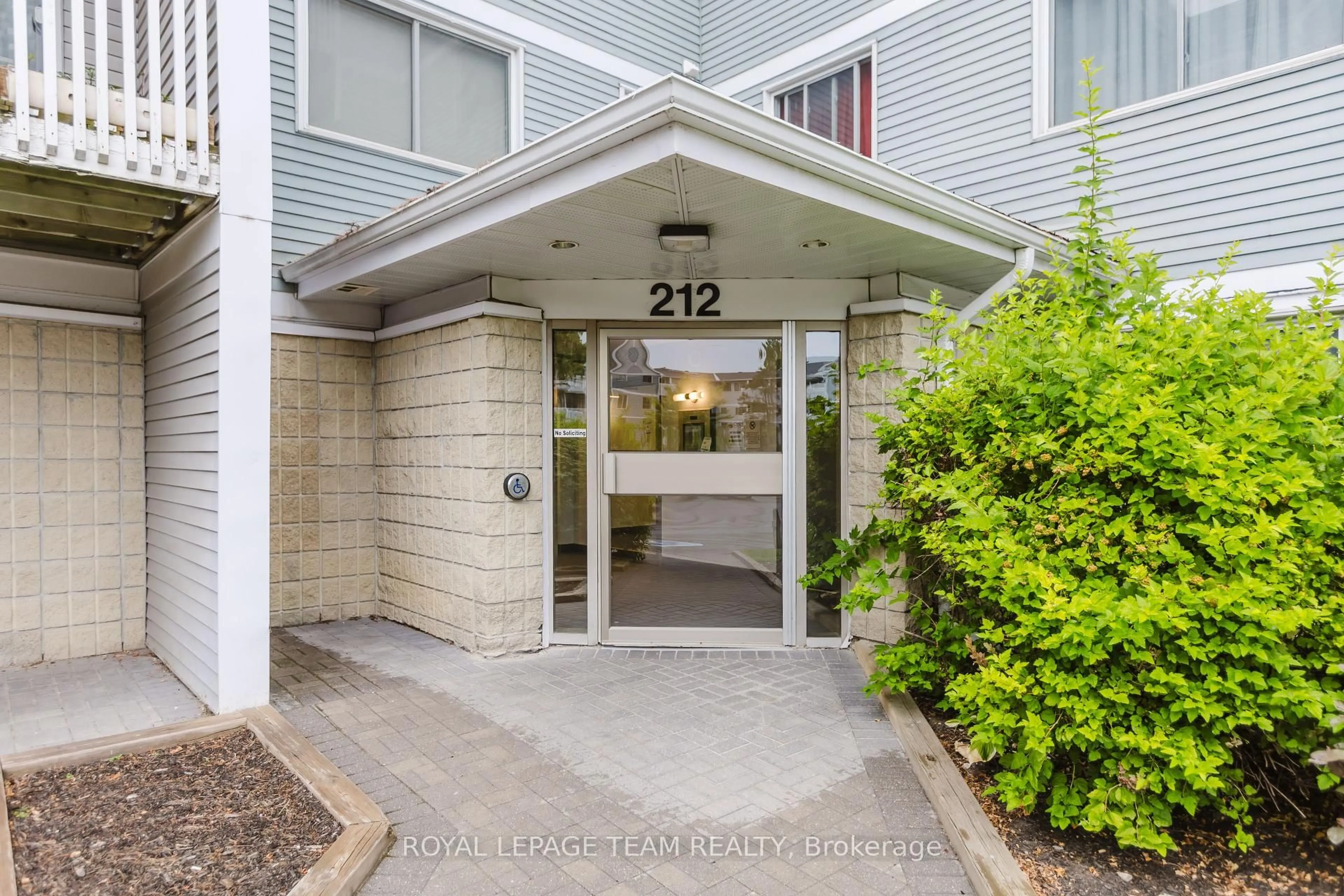 Indoor foyer for 212 Viewmount Dr #210, Ottawa Ontario K2E 7X2