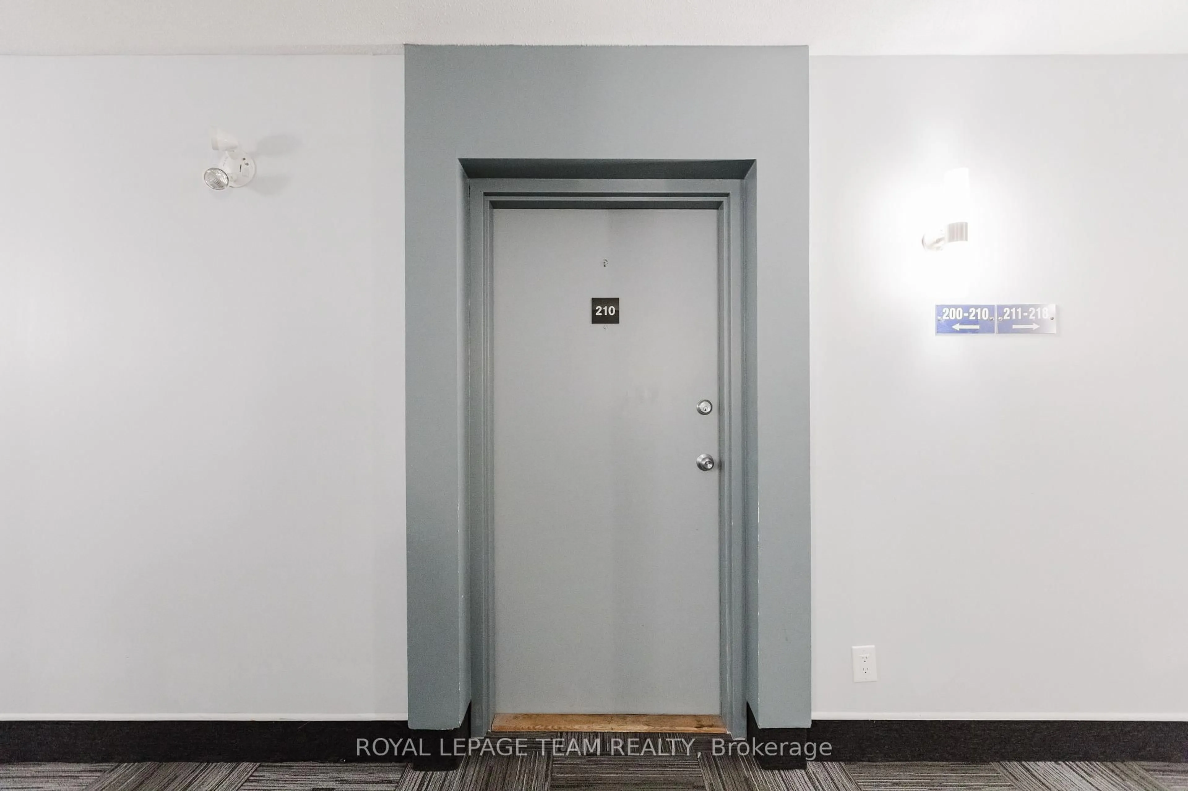 Indoor foyer for 212 Viewmount Dr #210, Ottawa Ontario K2E 7X2