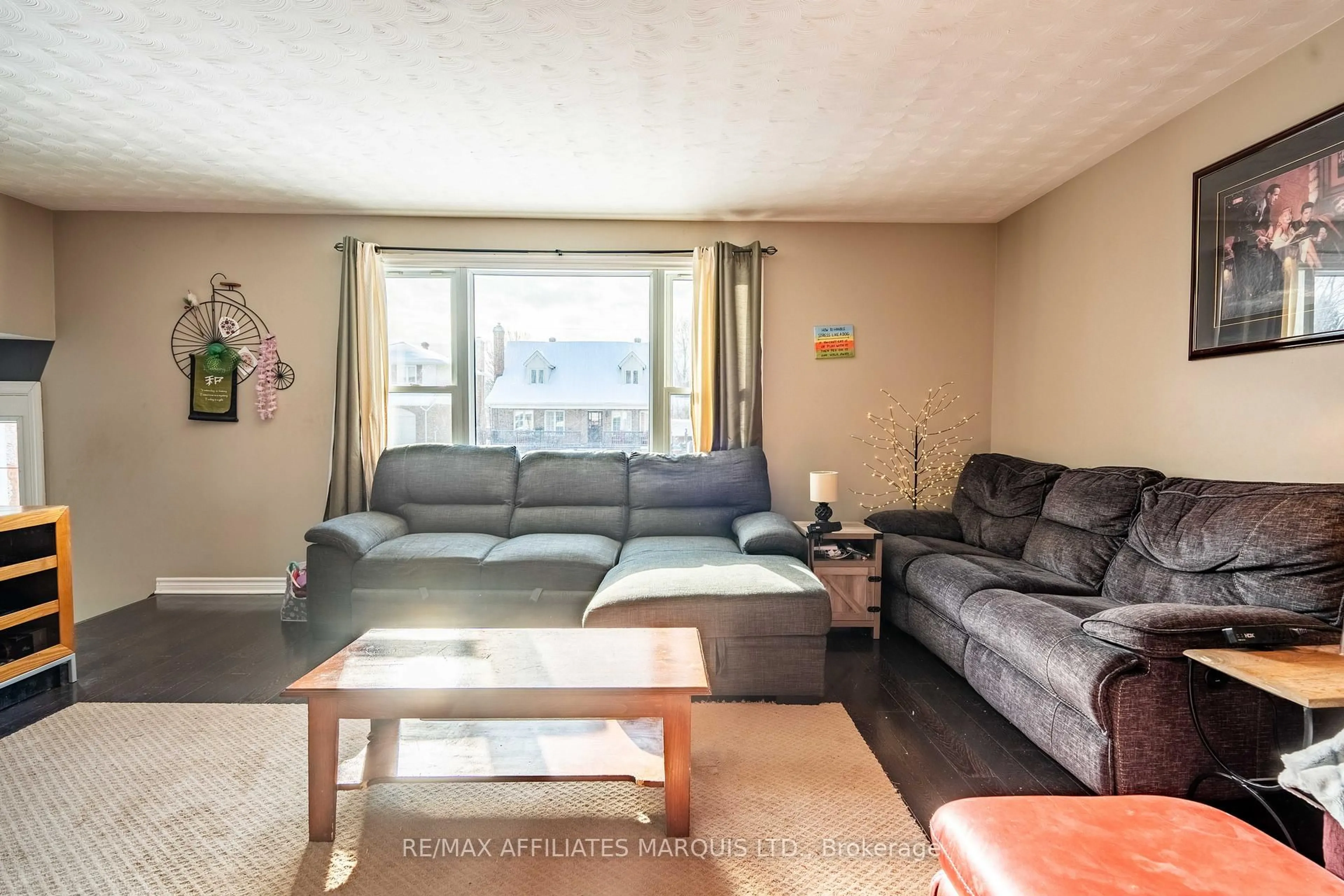 Living room with furniture, unknown for 584 Kirkwood St, Cornwall Ontario K6H 5Y8