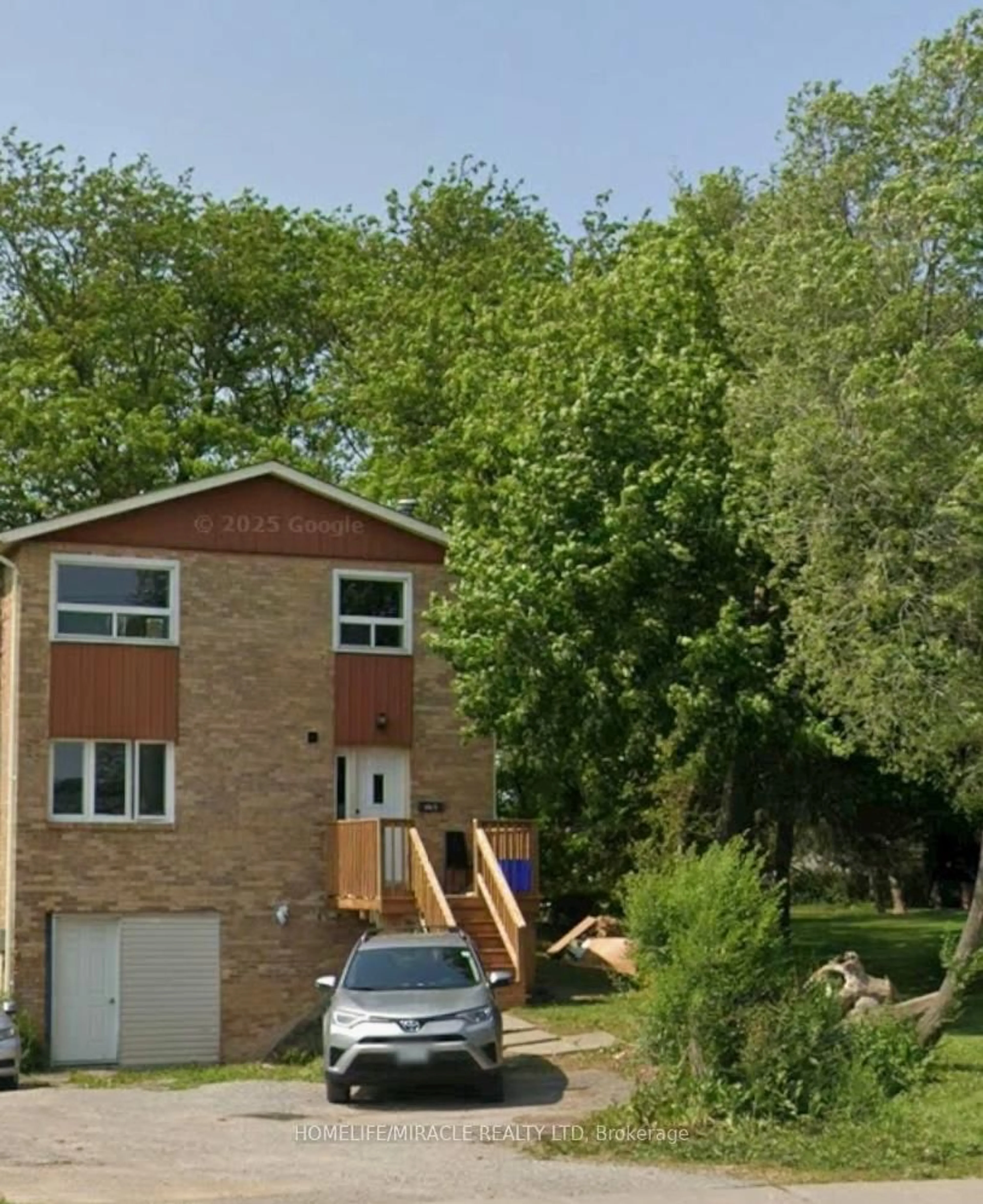 A pic from outside/outdoor area/front of a property/back of a property/a pic from drone, street for 361A Scott St, St. Catharines Ontario L2M 3W2