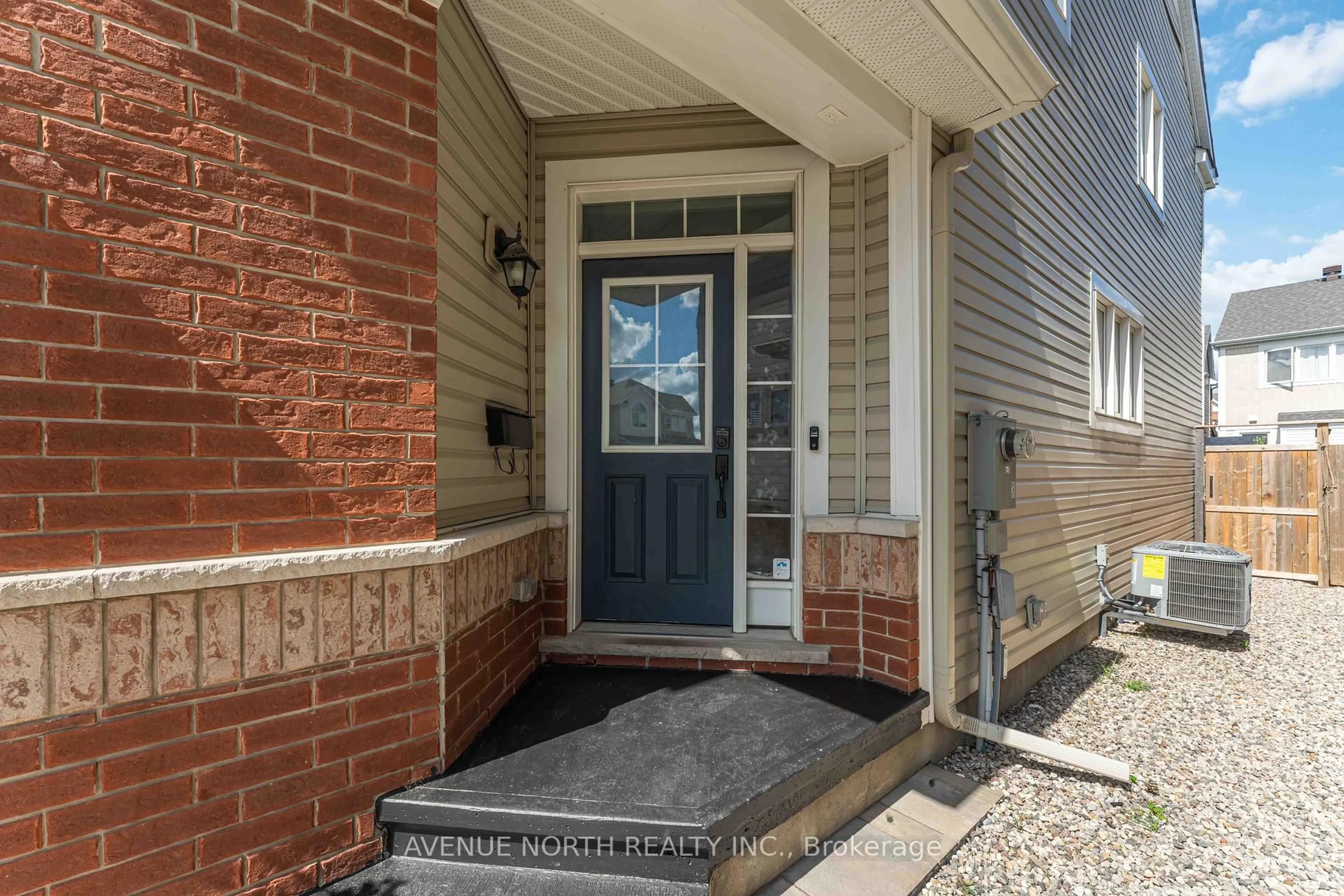 Indoor entryway for 210 Des Soldats Riendeau St, Ottawa Ontario K2J 5Z4