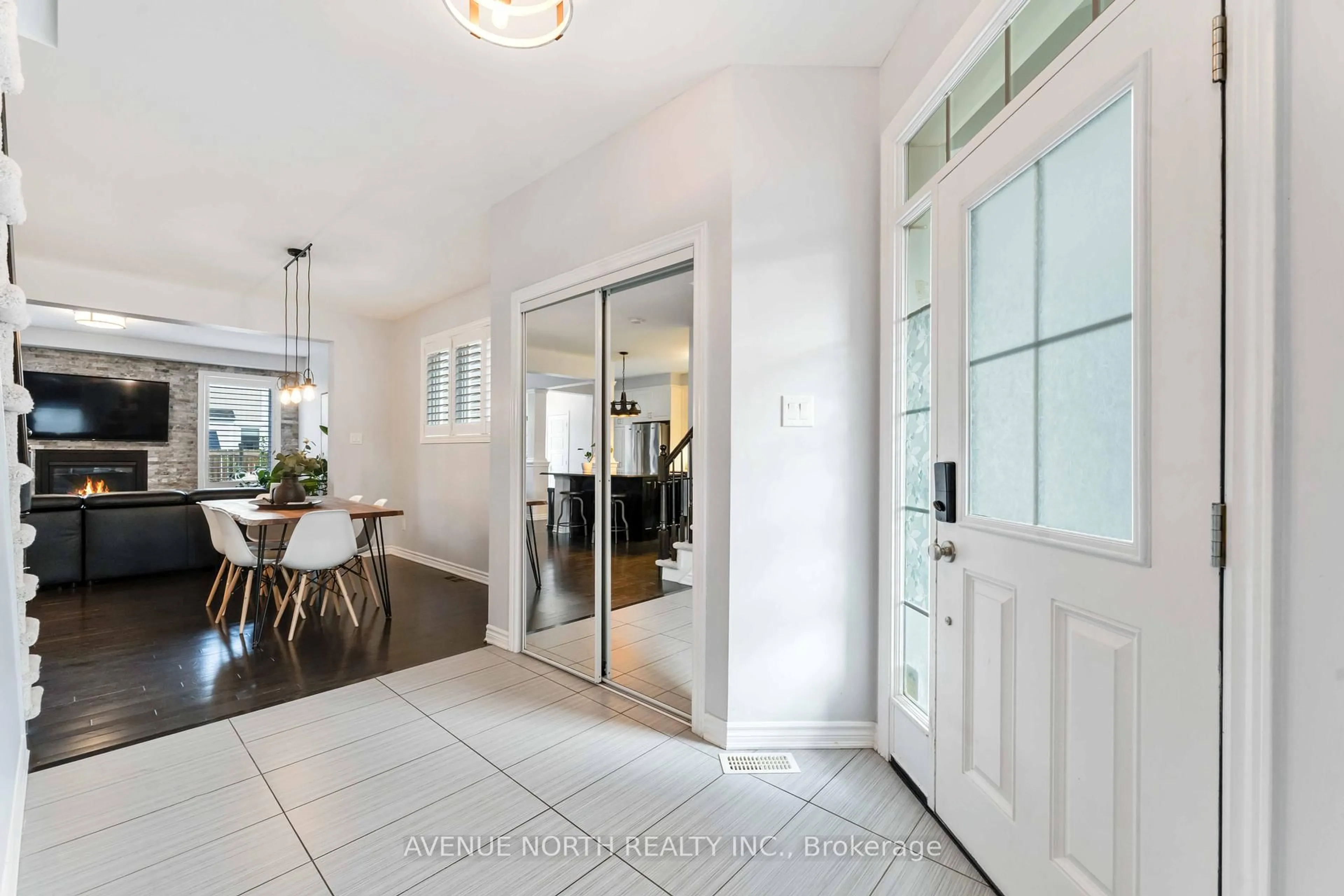 Indoor entryway for 210 Des Soldats Riendeau St, Ottawa Ontario K2J 5Z4