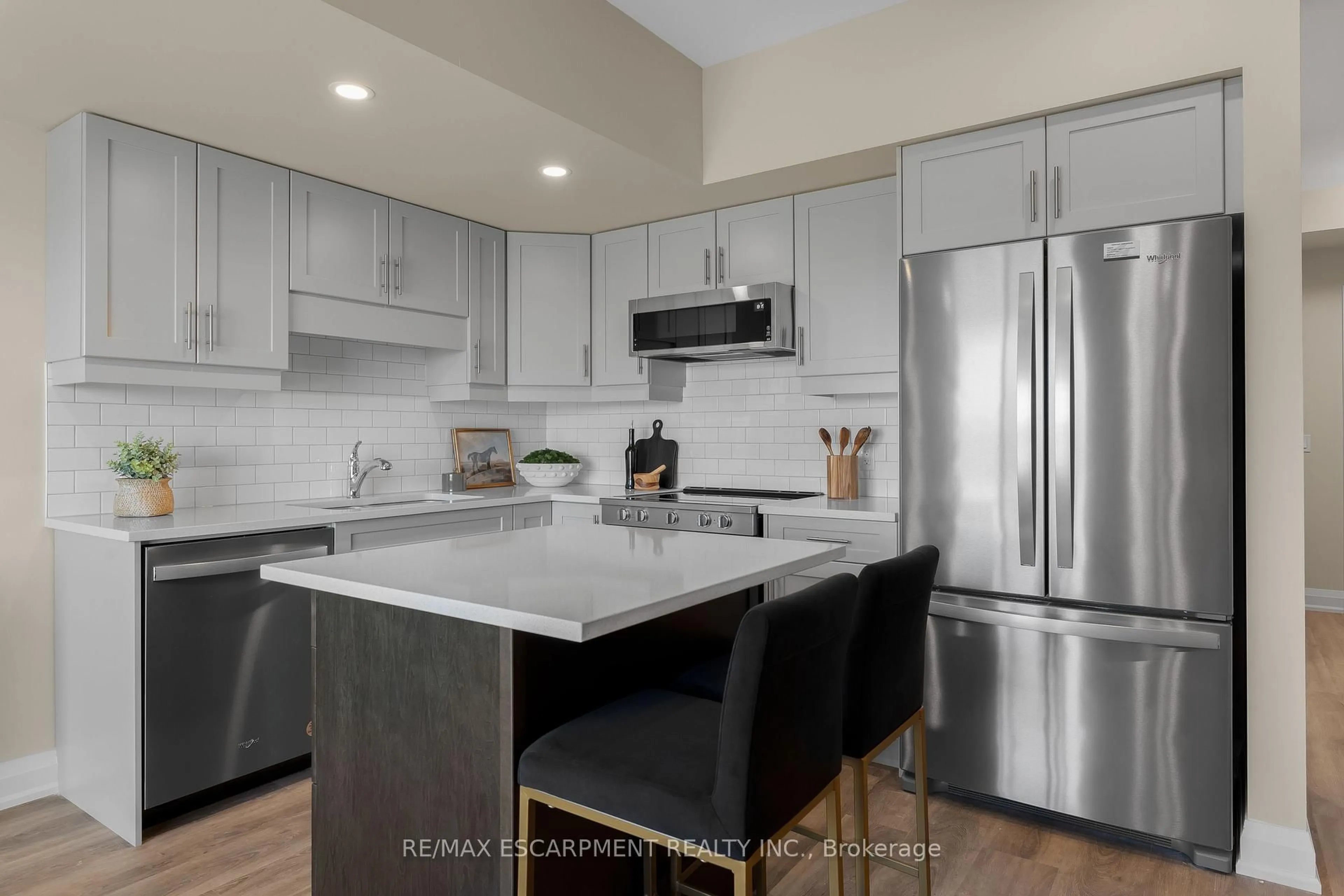 Open concept kitchen, ceramic/tile floor for 118 Summersides Blvd #314, Pelham Ontario L0E 1E1