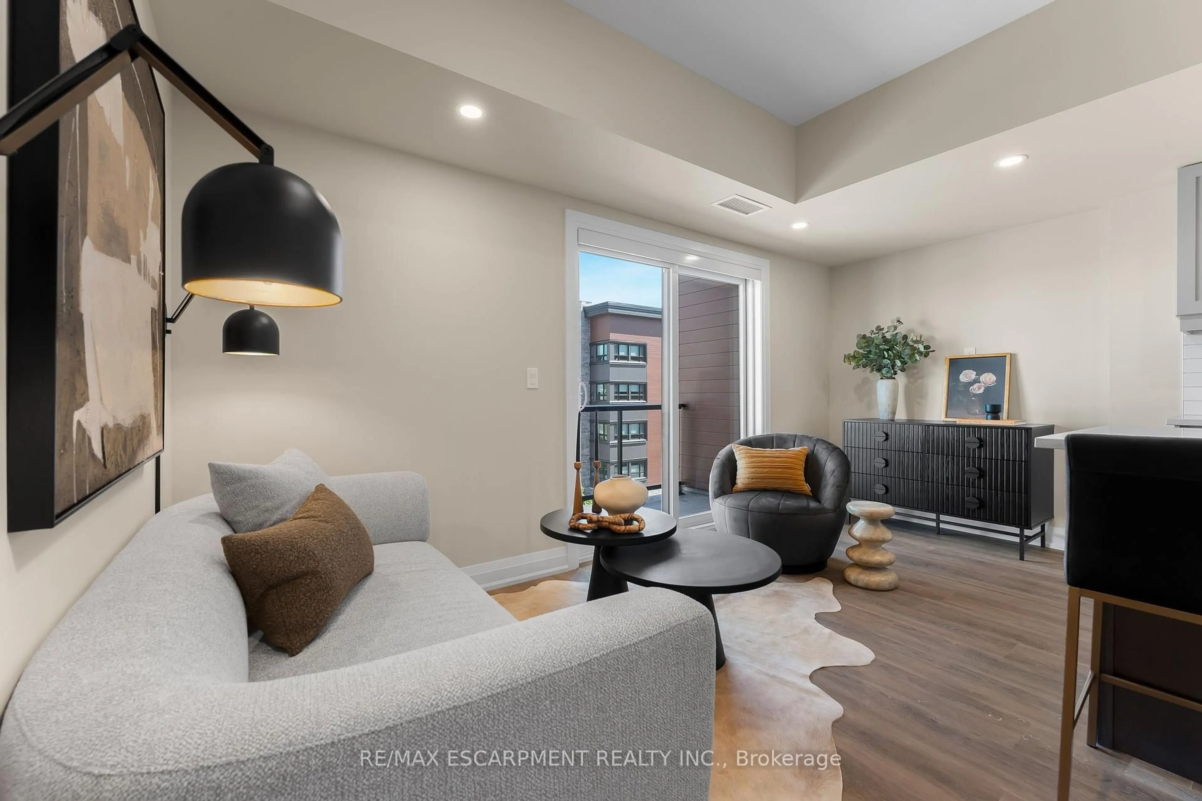 Living room with furniture, unknown for 118 Summersides Blvd #314, Pelham Ontario L0E 1E1