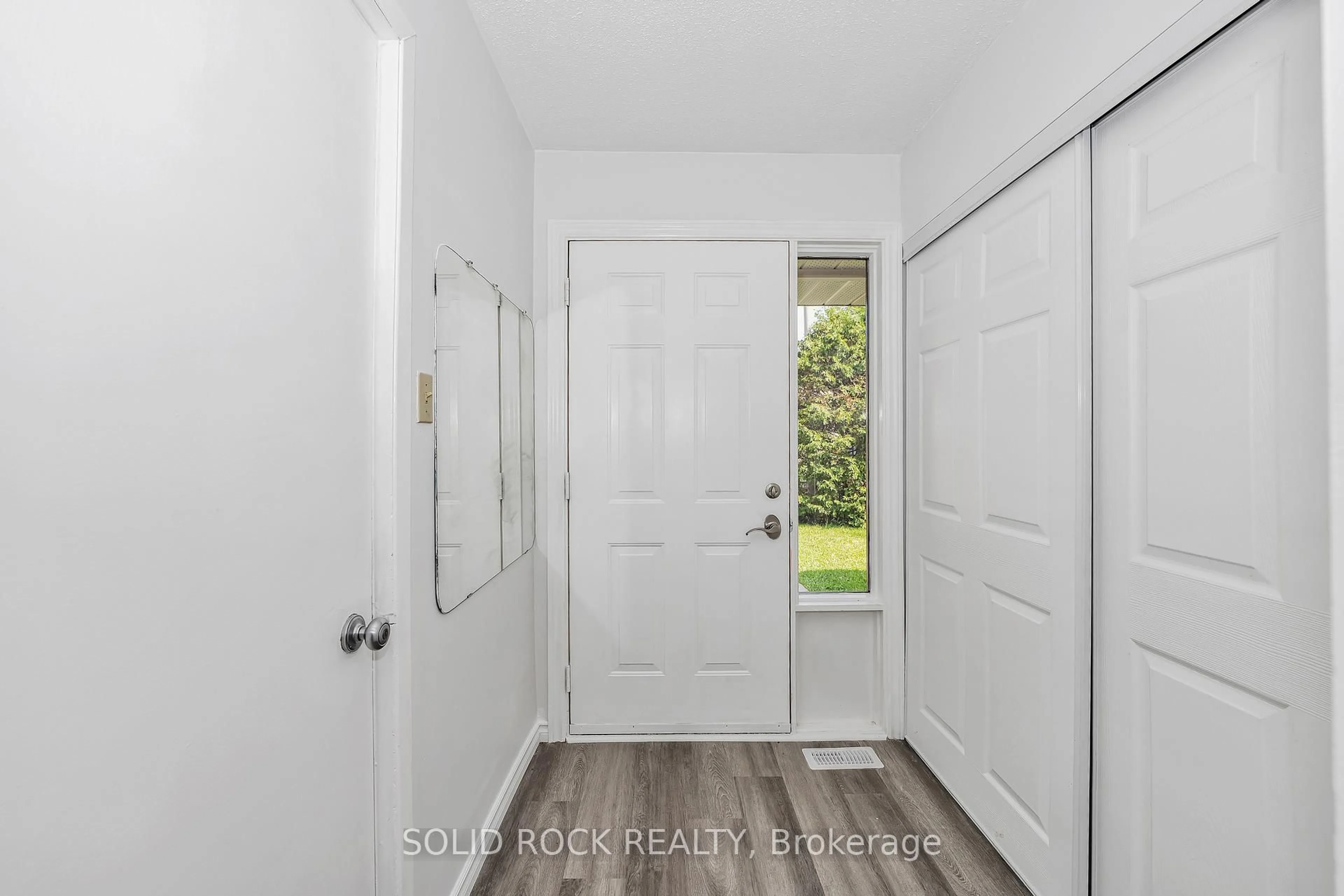 Indoor entryway for 348 Monica Cres, Orleans Ontario K1E 3N5