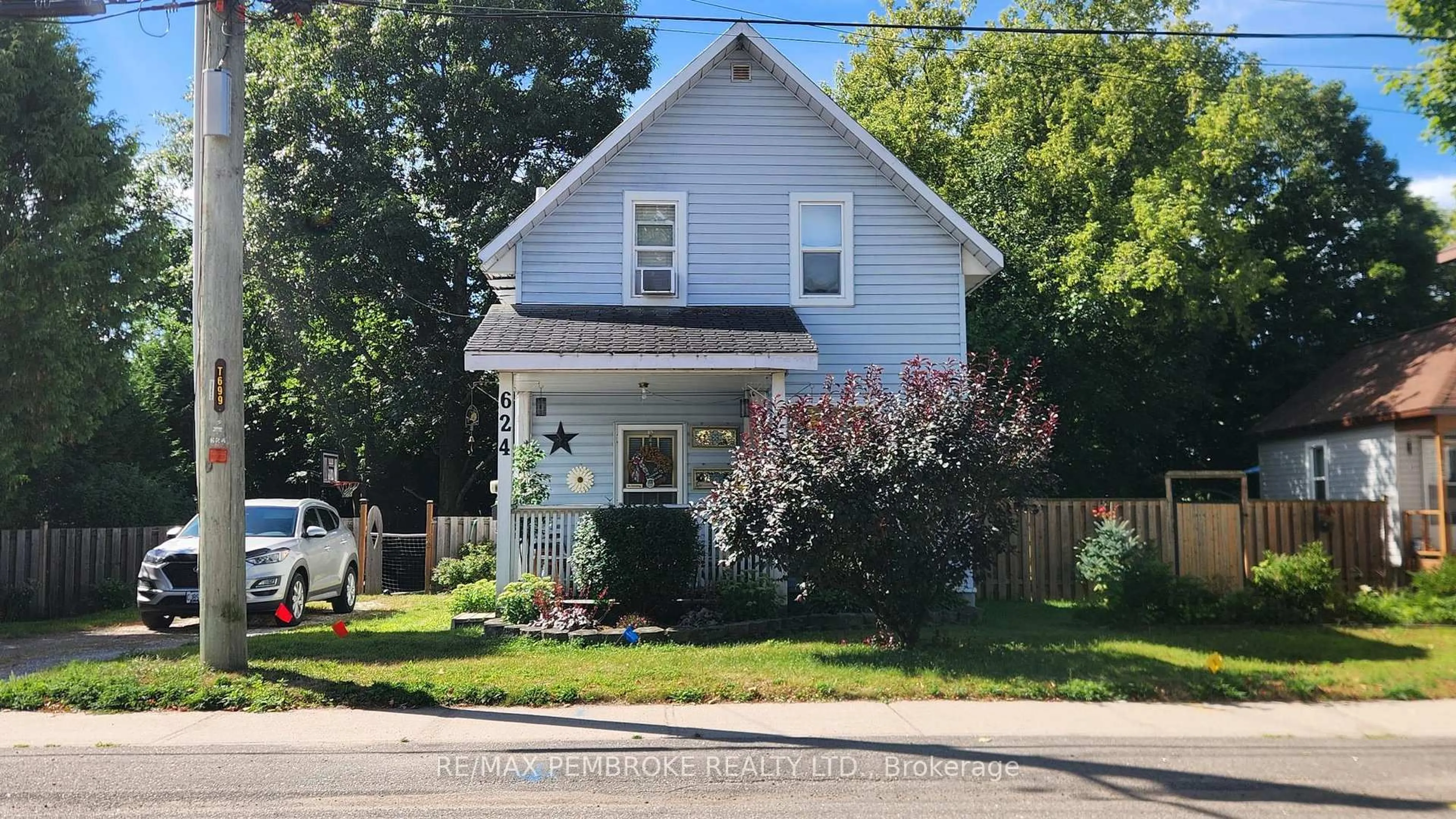 Home with vinyl exterior material, street for 624 Mcgee St, Pembroke Ontario K8A 6G1