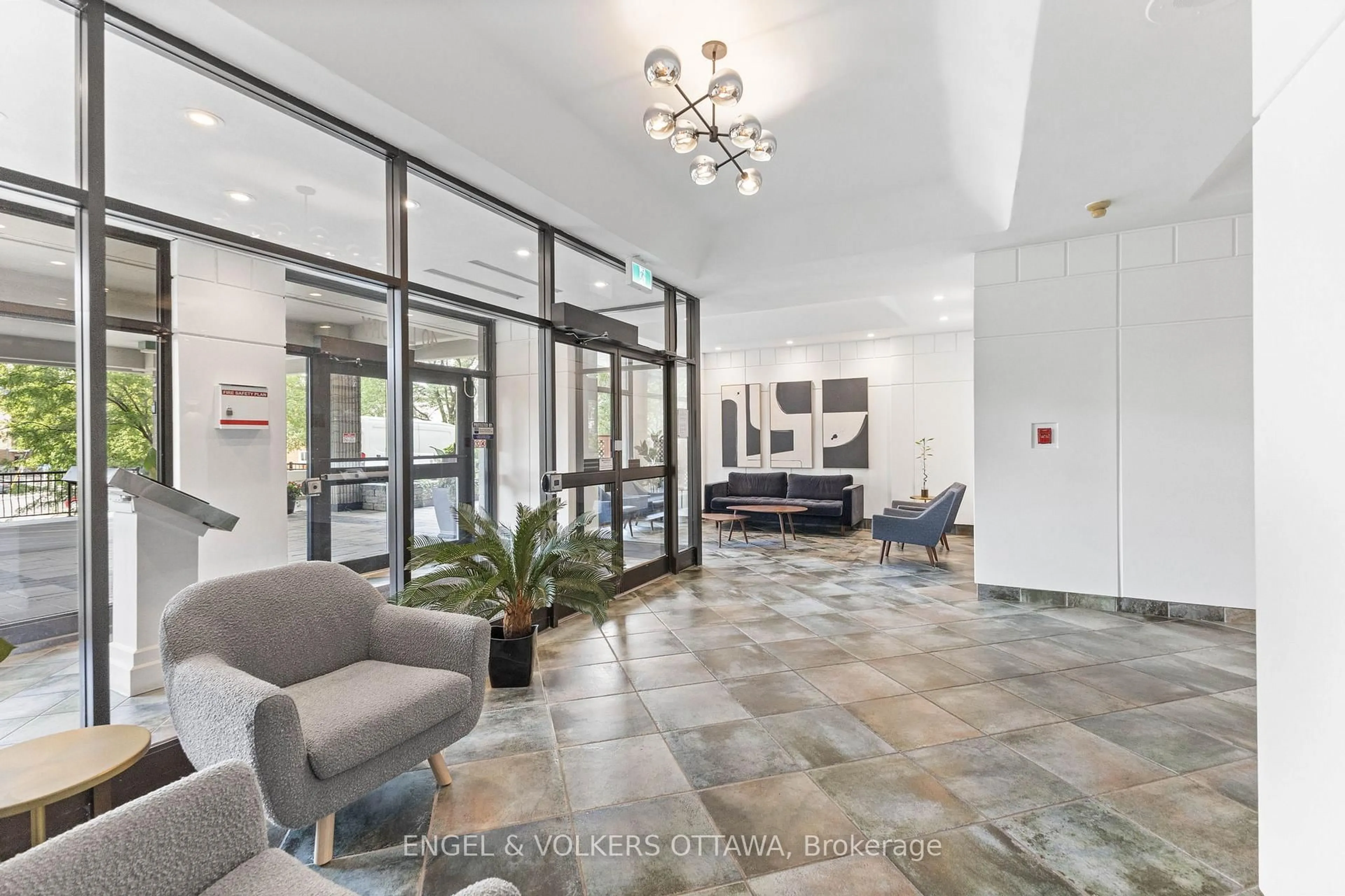 Indoor foyer for 40 Landry St #1614, Ottawa Ontario K1L 8K4