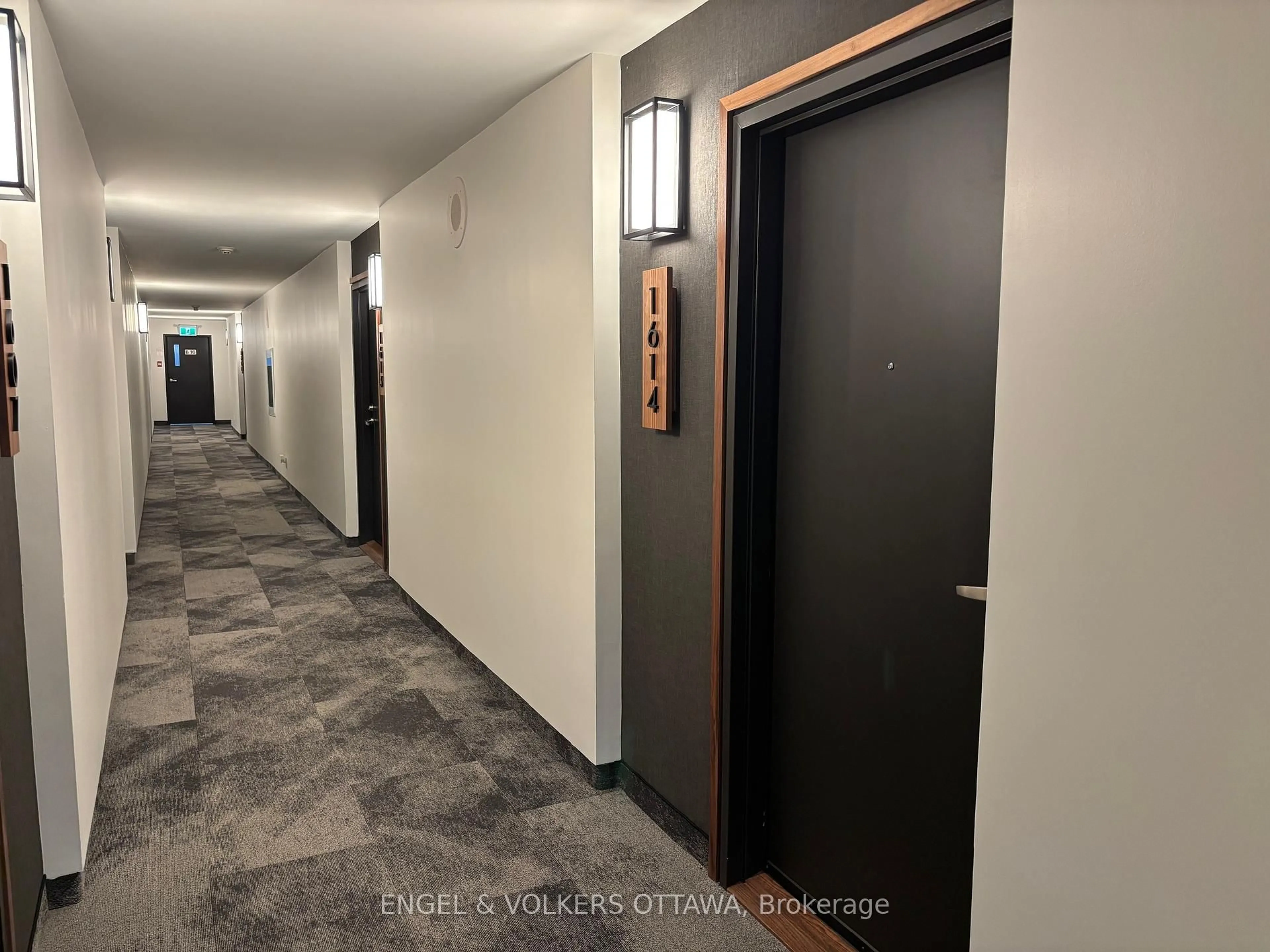 Indoor foyer for 40 Landry St #1614, Ottawa Ontario K1L 8K4