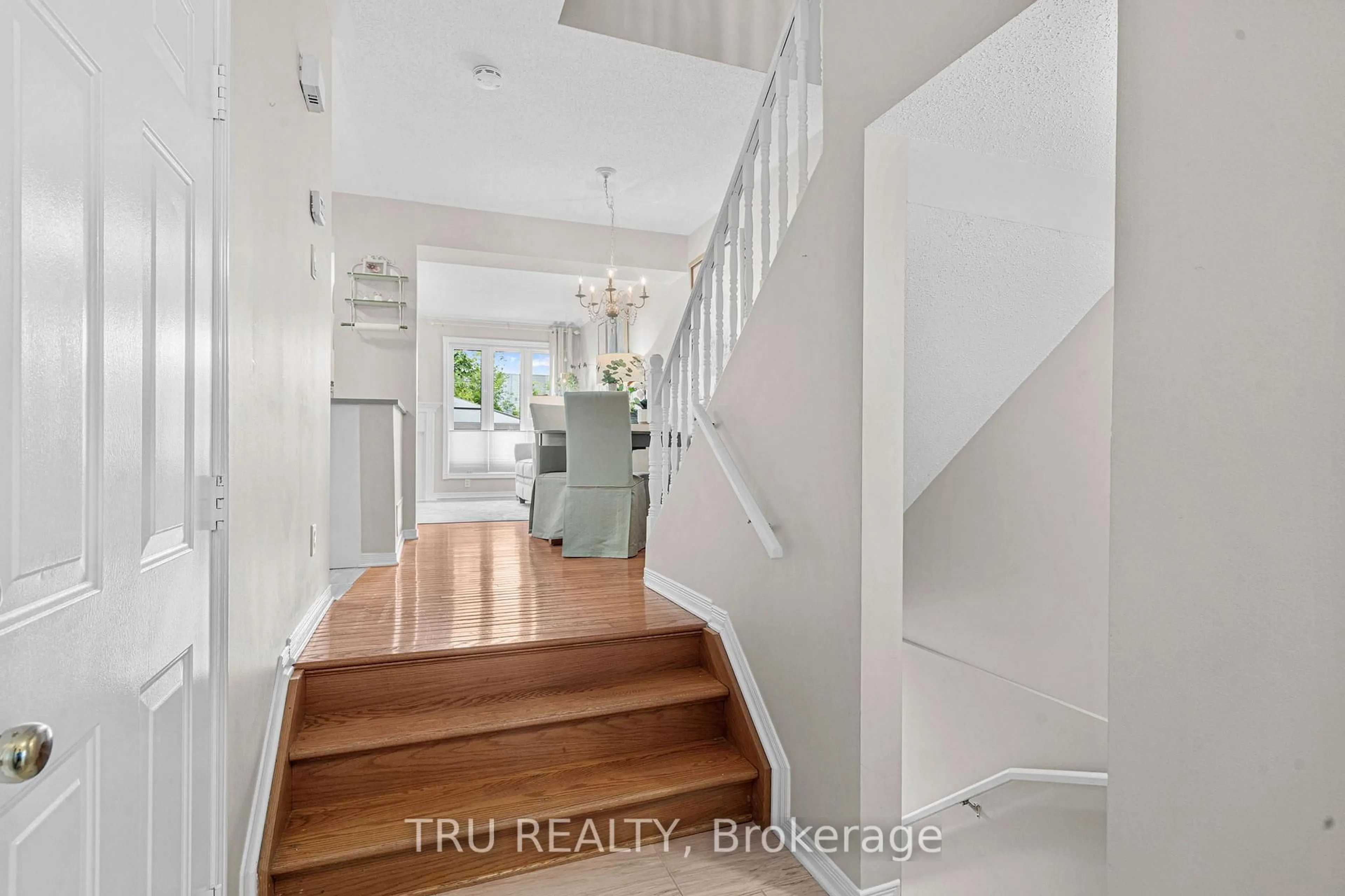 Indoor entryway for 2023 Avenue O, Ottawa Ontario K1G 0B1