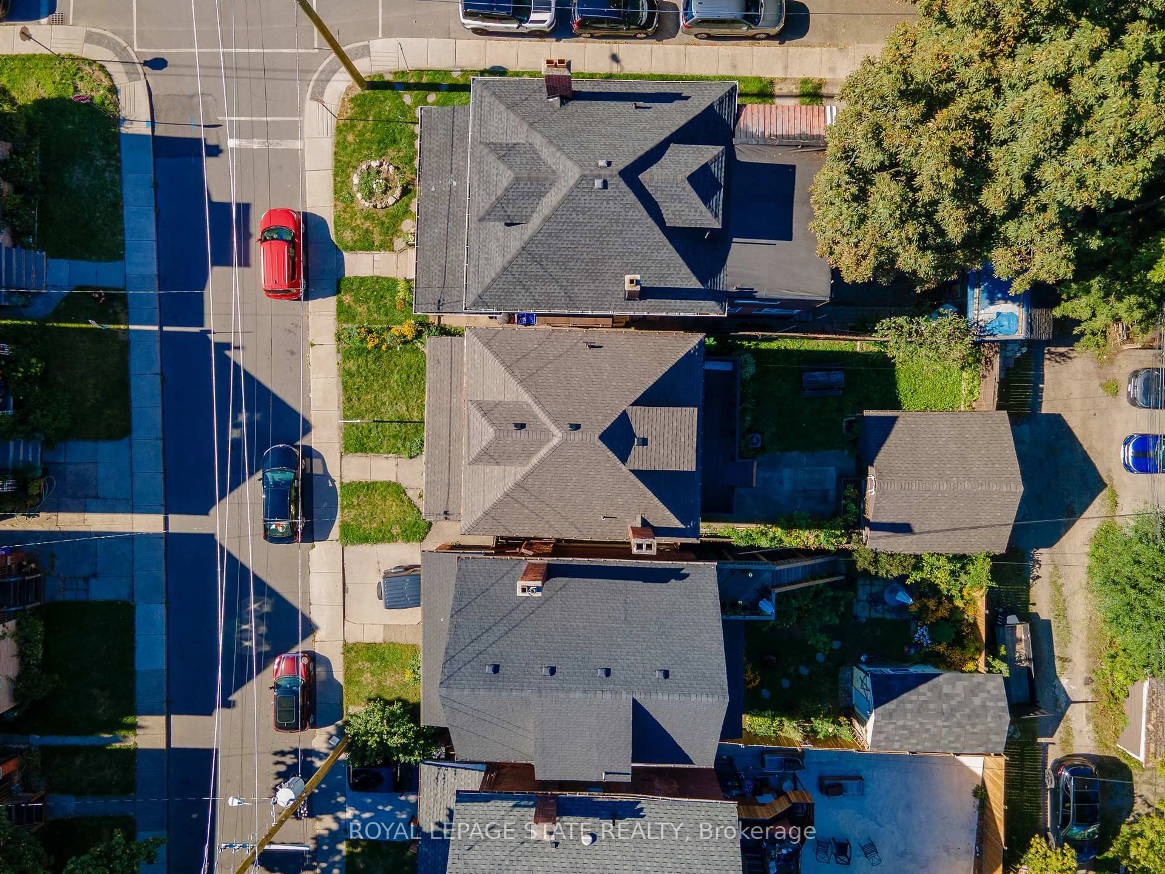 A pic from outside/outdoor area/front of a property/back of a property/a pic from drone, street for 36 Spadina Ave, Hamilton Ontario L8M 2W9