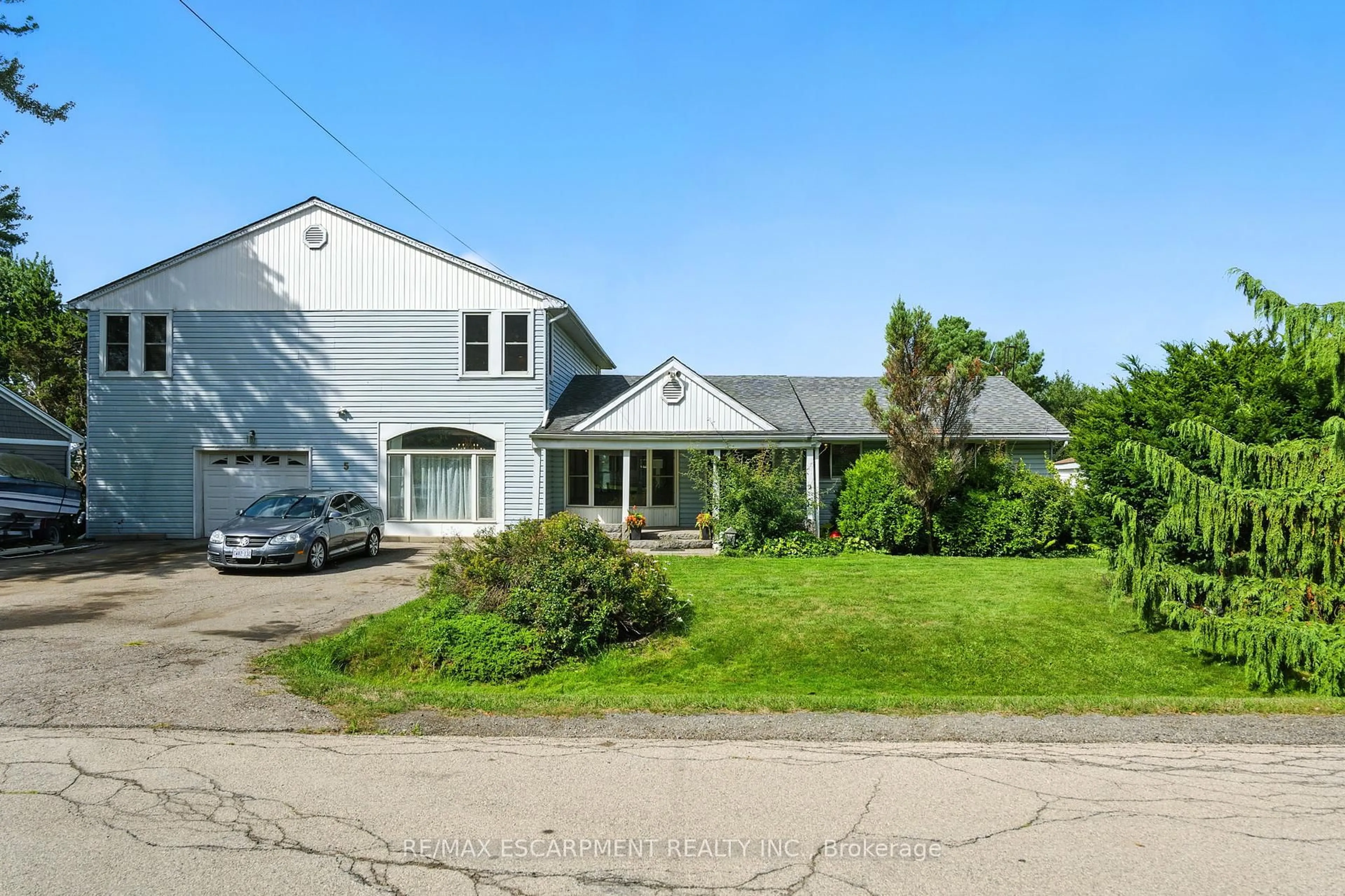 A pic from outside/outdoor area/front of a property/back of a property/a pic from drone, street for 5 Mazza Ave, Hamilton Ontario L9H 5E2