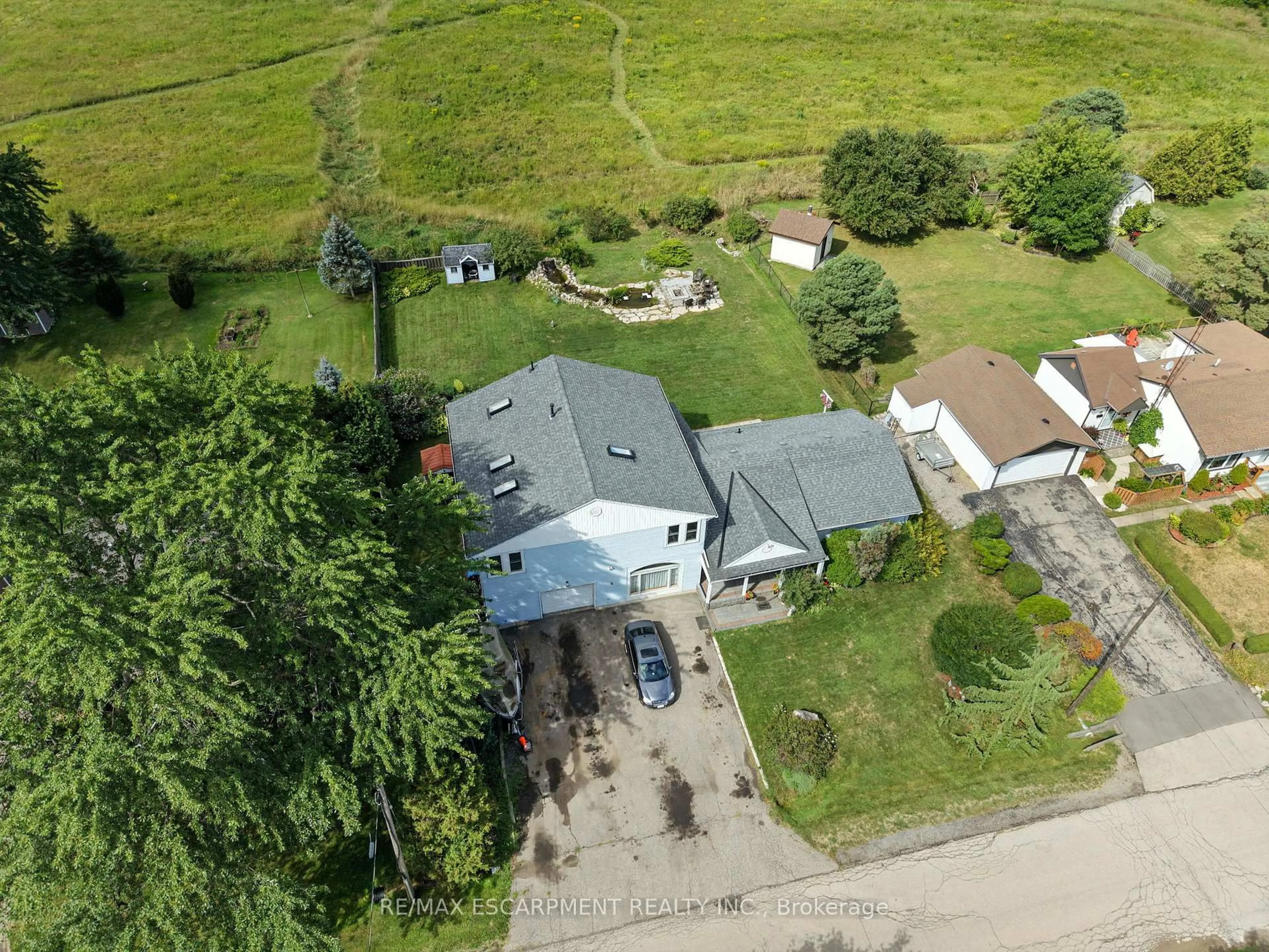 A pic from outside/outdoor area/front of a property/back of a property/a pic from drone, street for 5 Mazza Ave, Hamilton Ontario L9H 5E2