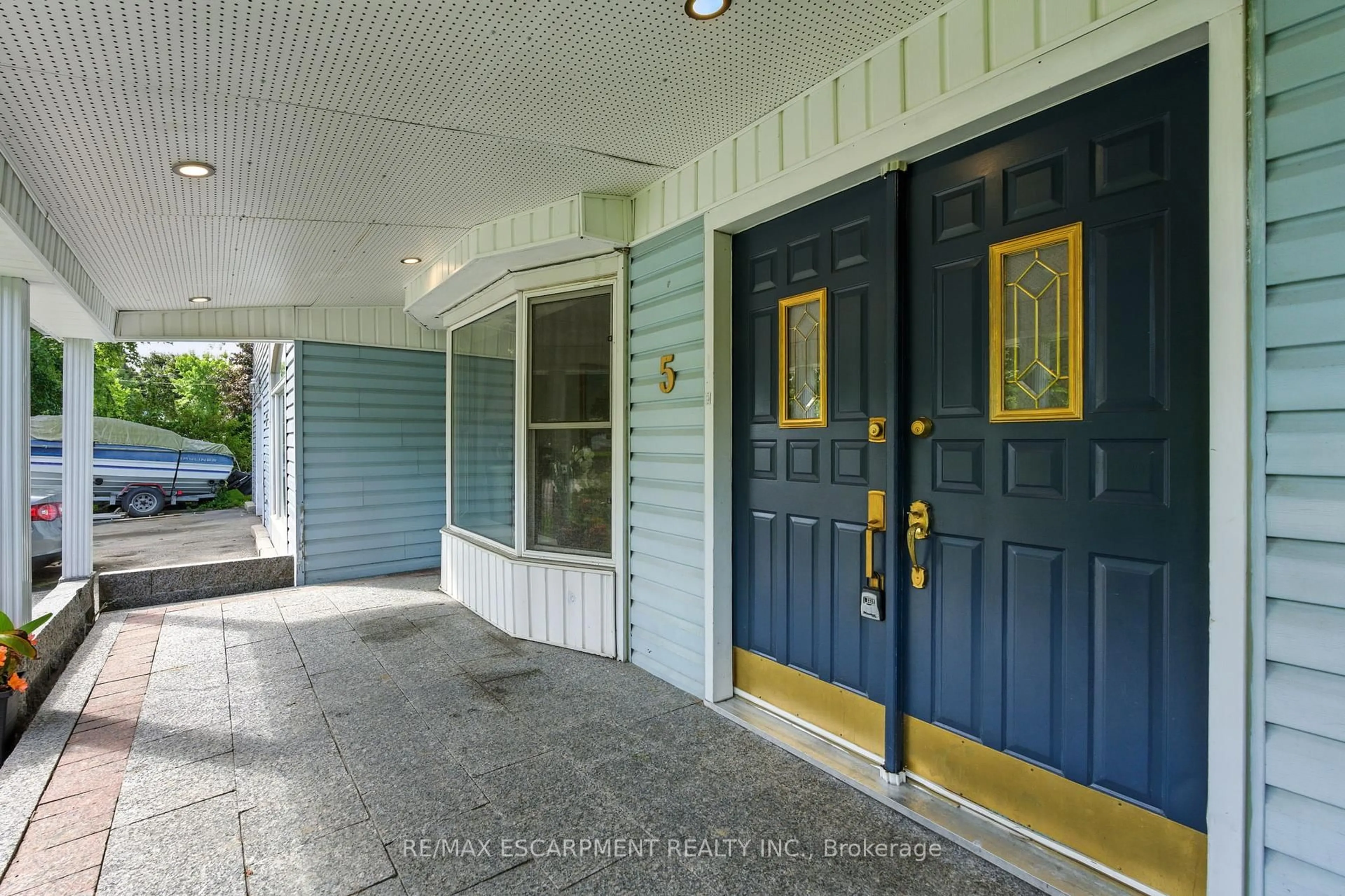 Indoor entryway for 5 Mazza Ave, Hamilton Ontario L9H 5E2