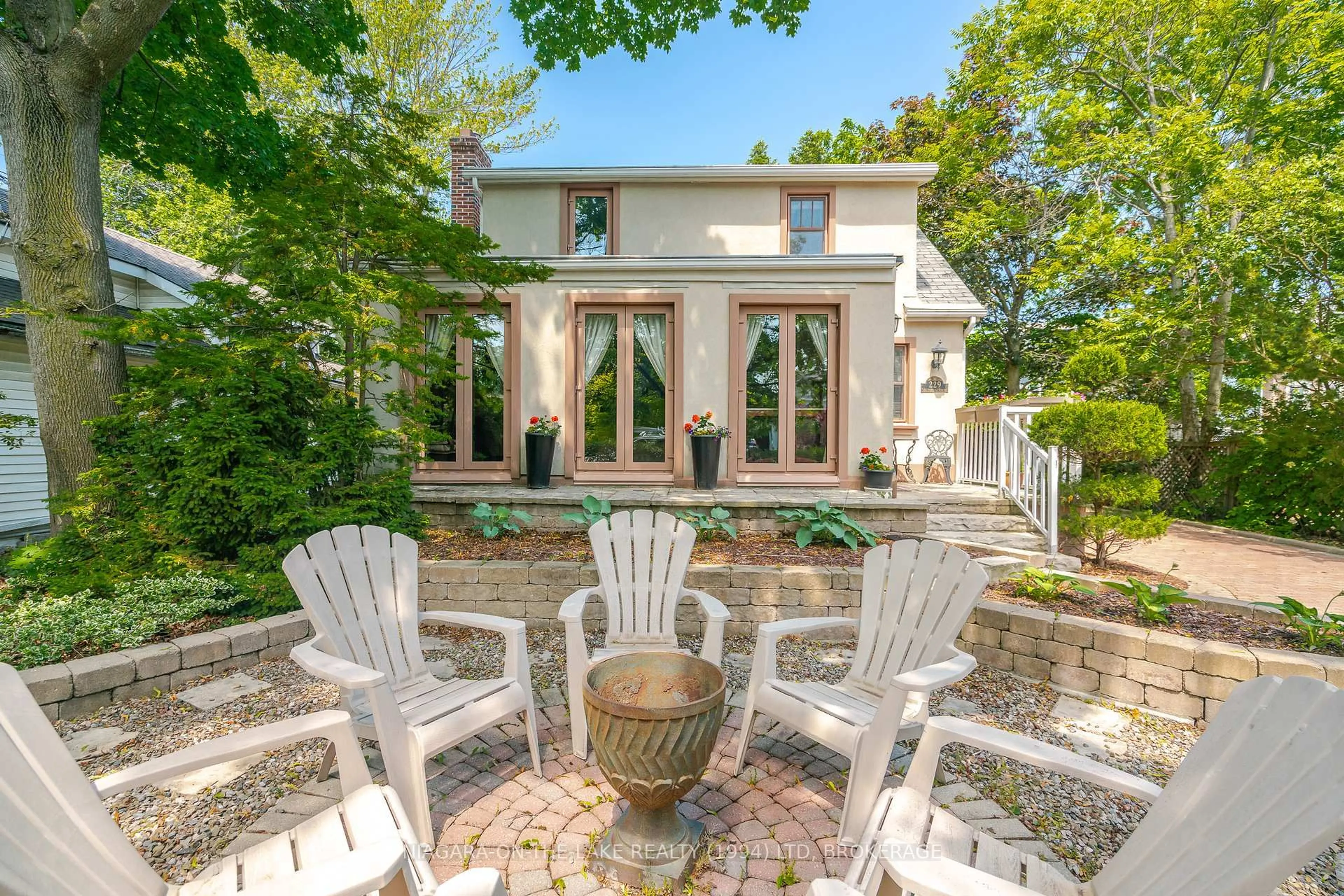 Patio, street for 229 VICTORIA St, Niagara-on-the-Lake Ontario L0S 1J0