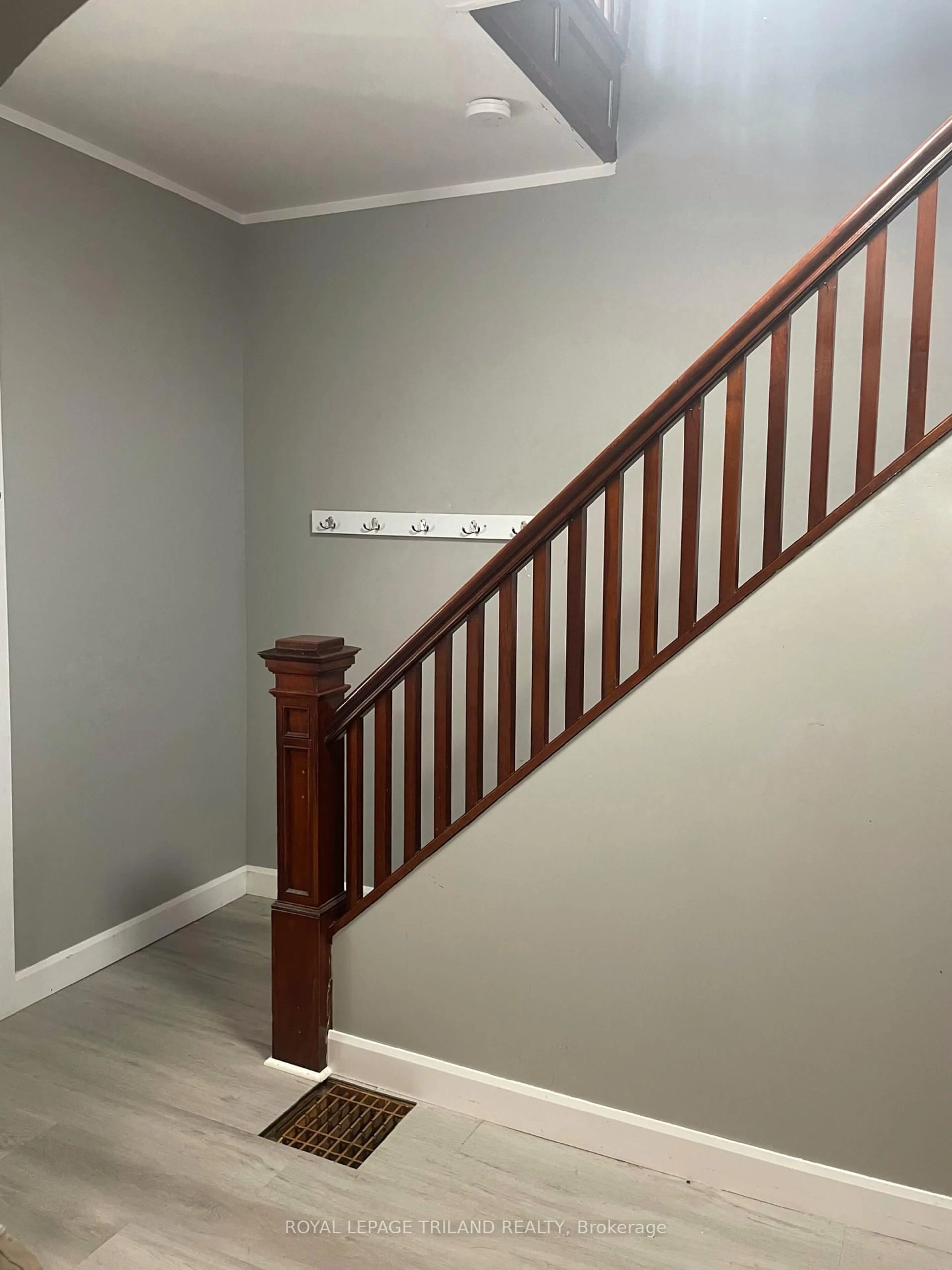 Stairs for 245 SYDENHAM St, Aylmer Ontario N5H 1M1
