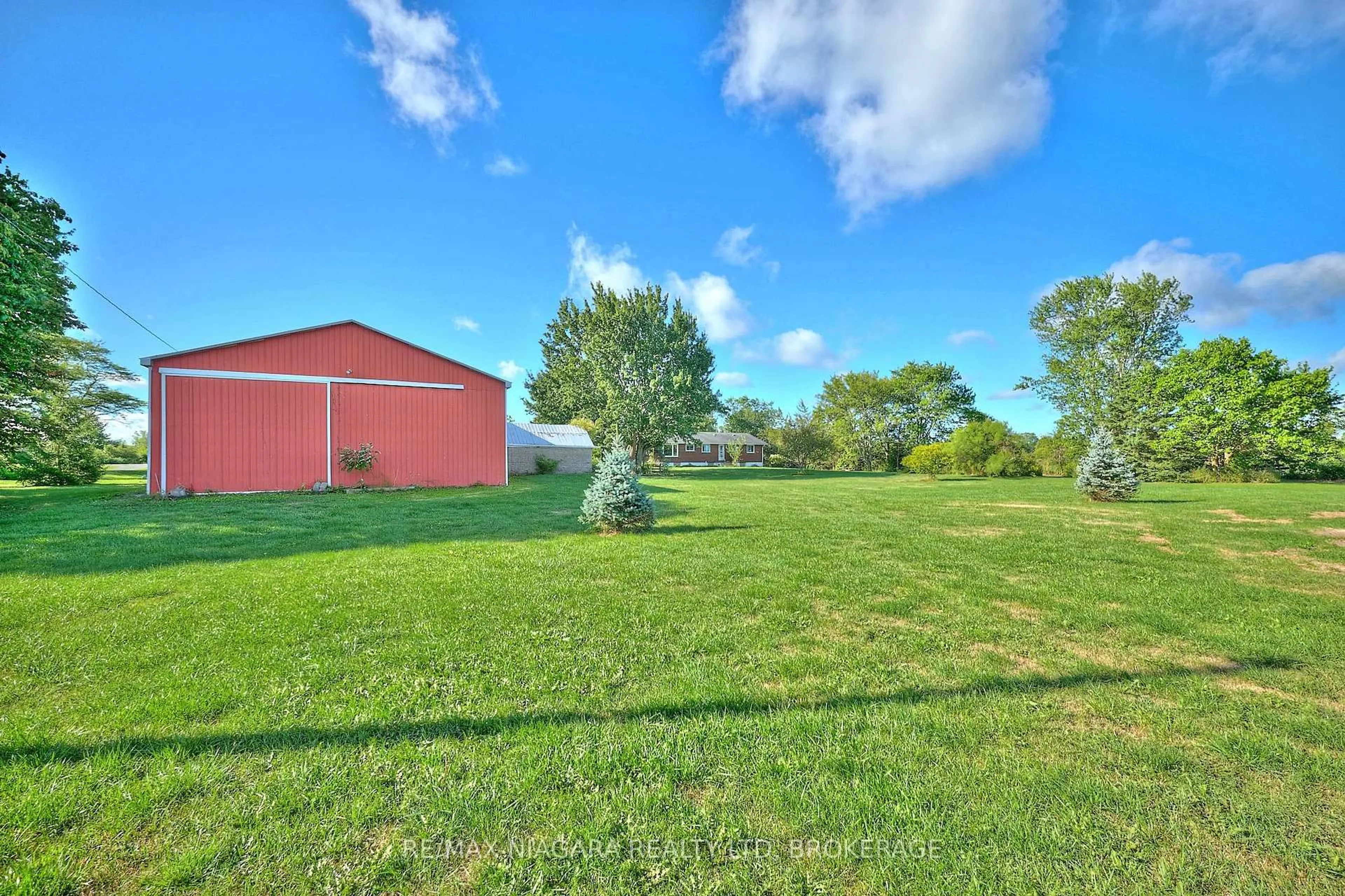 A pic from outside/outdoor area/front of a property/back of a property/a pic from drone, water/lake/river/ocean view for 32626 Clarendon St, Wainfleet Ontario L0S 1V0