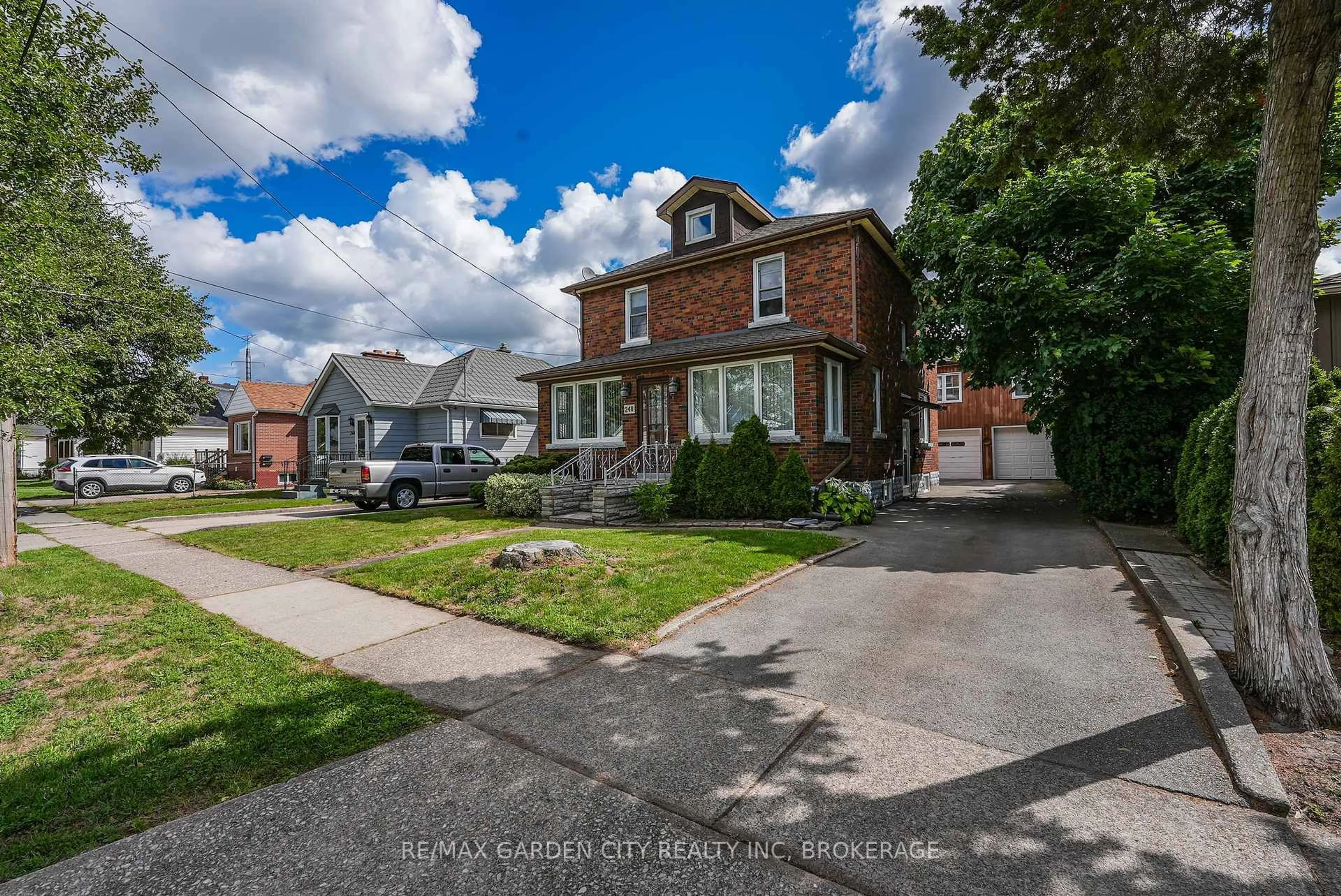A pic from outside/outdoor area/front of a property/back of a property/a pic from drone, street for 248 Wallace Ave, Welland Ontario L3B 1R6