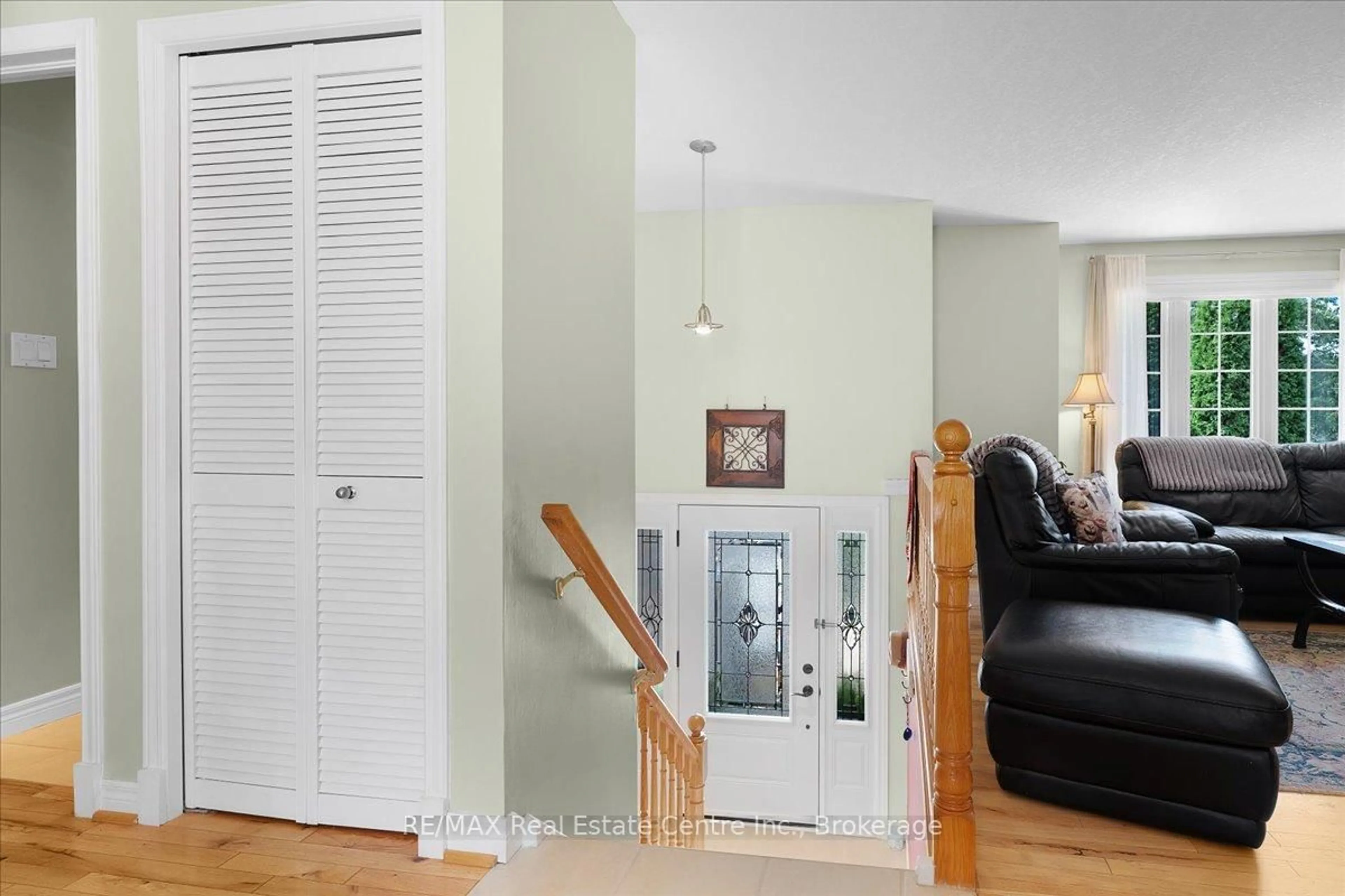 Indoor entryway for 139 Gold St, Centre Wellington Ontario N0B 1S0