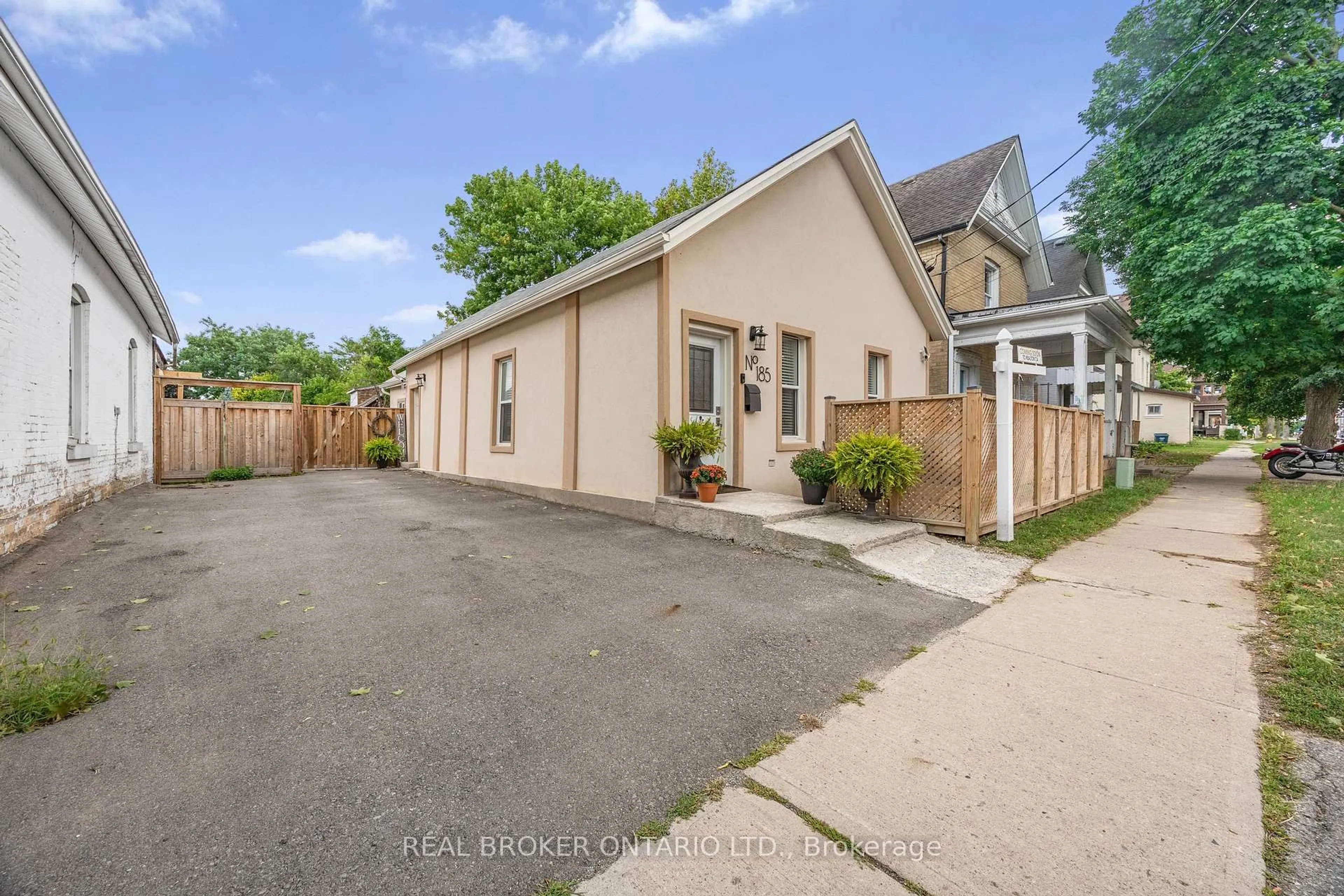 A pic from outside/outdoor area/front of a property/back of a property/a pic from drone, street for 185 Murray St, Brant Ontario N3S 5R4