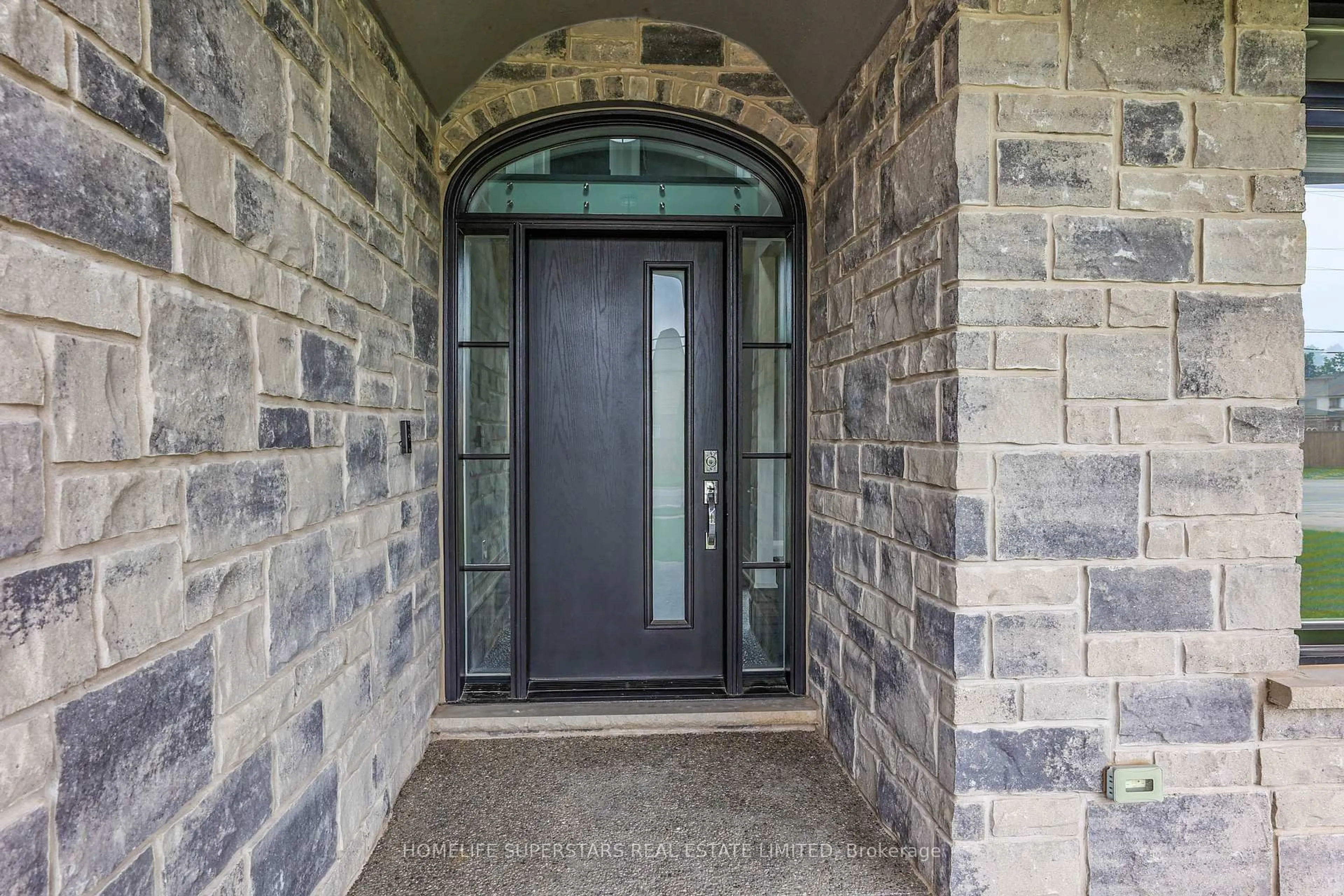 Indoor entryway for 7641 Drummond Rd, Niagara Falls Ontario L2G 4P9