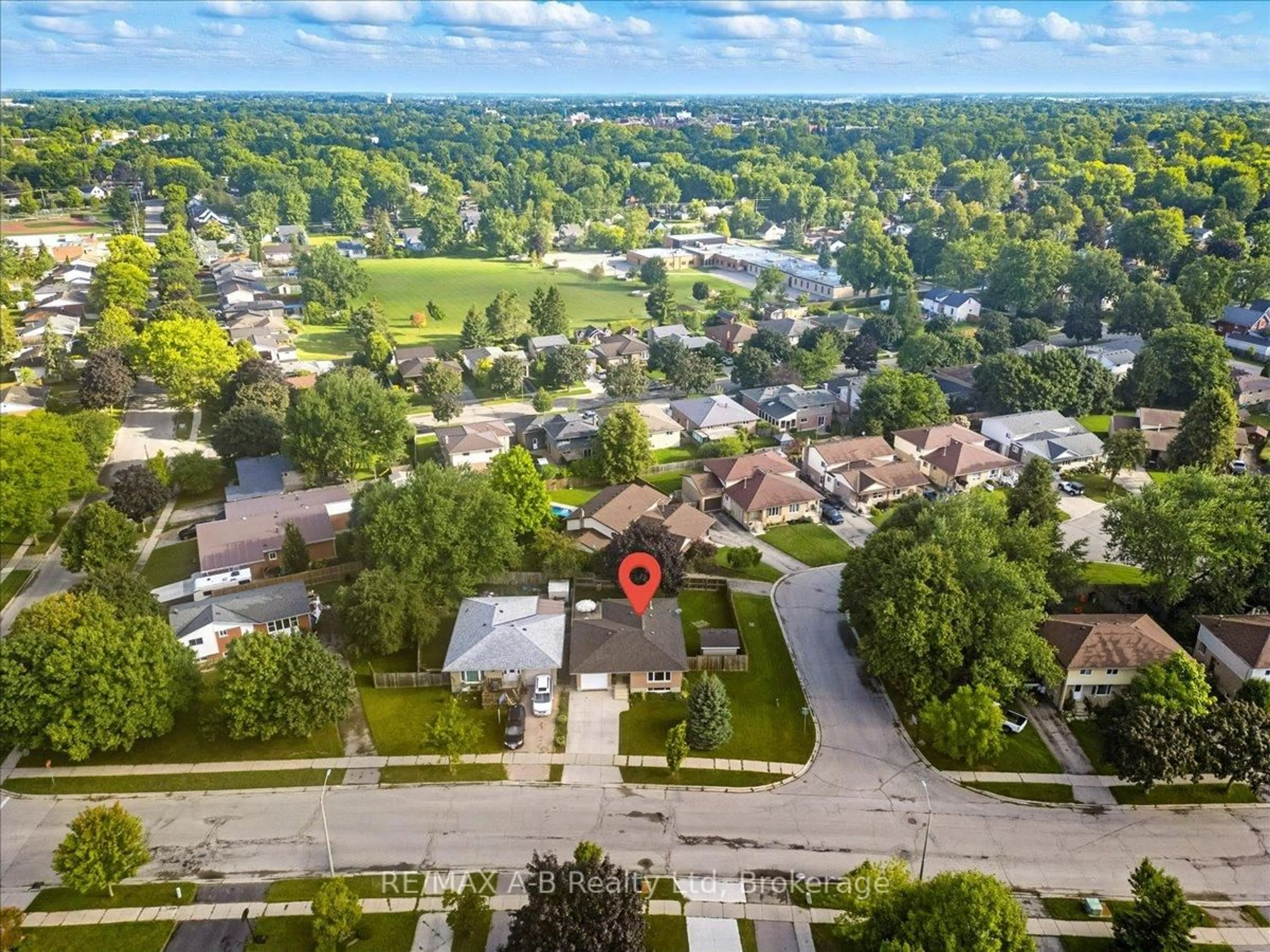 A pic from outside/outdoor area/front of a property/back of a property/a pic from drone, street for 206 Maple Ave, Stratford Ontario N5A 6Z4