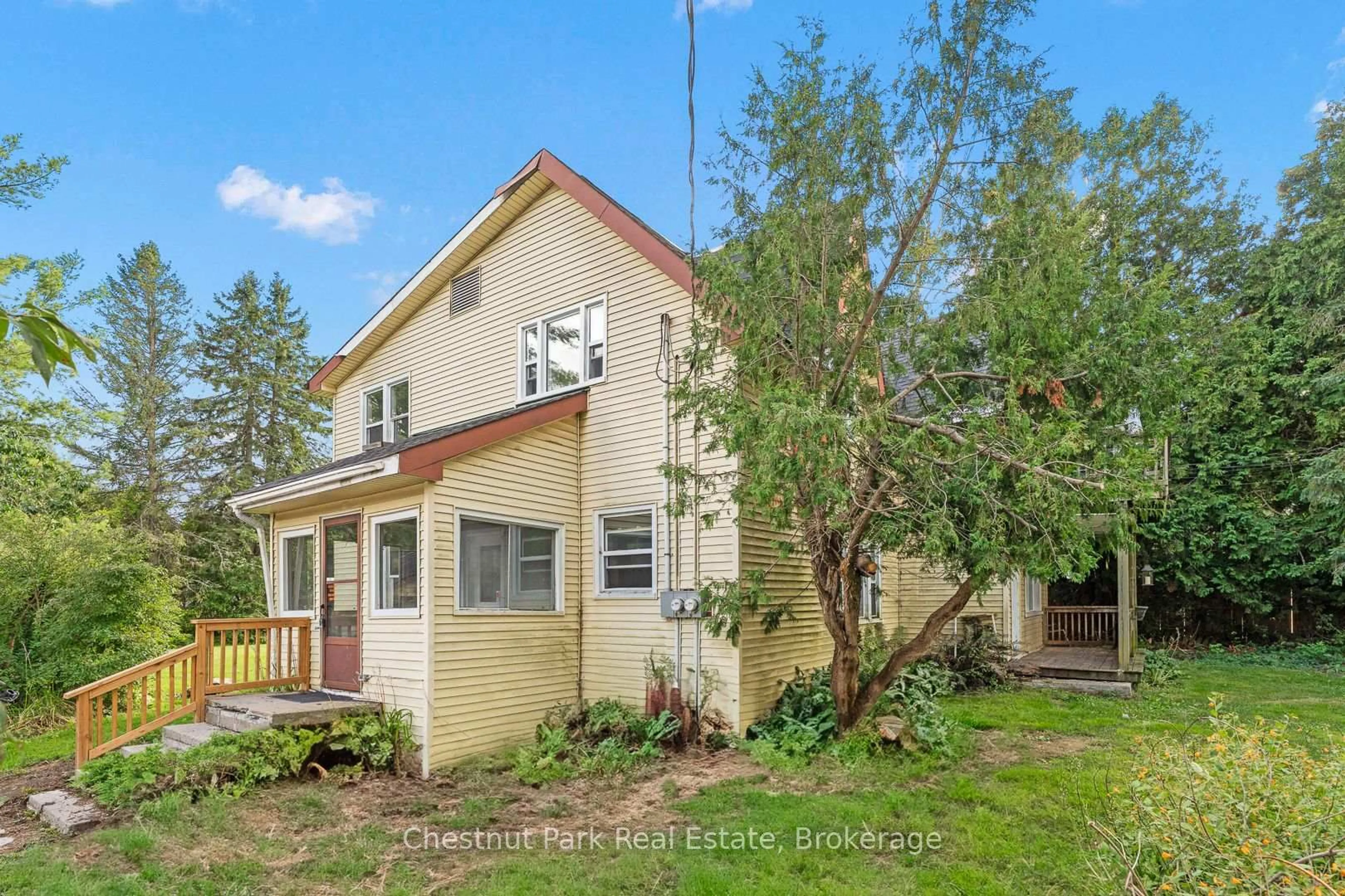 A pic from outside/outdoor area/front of a property/back of a property/a pic from drone, unknown for 70 Beaumont Dr, Bracebridge Ontario P1L 1X2