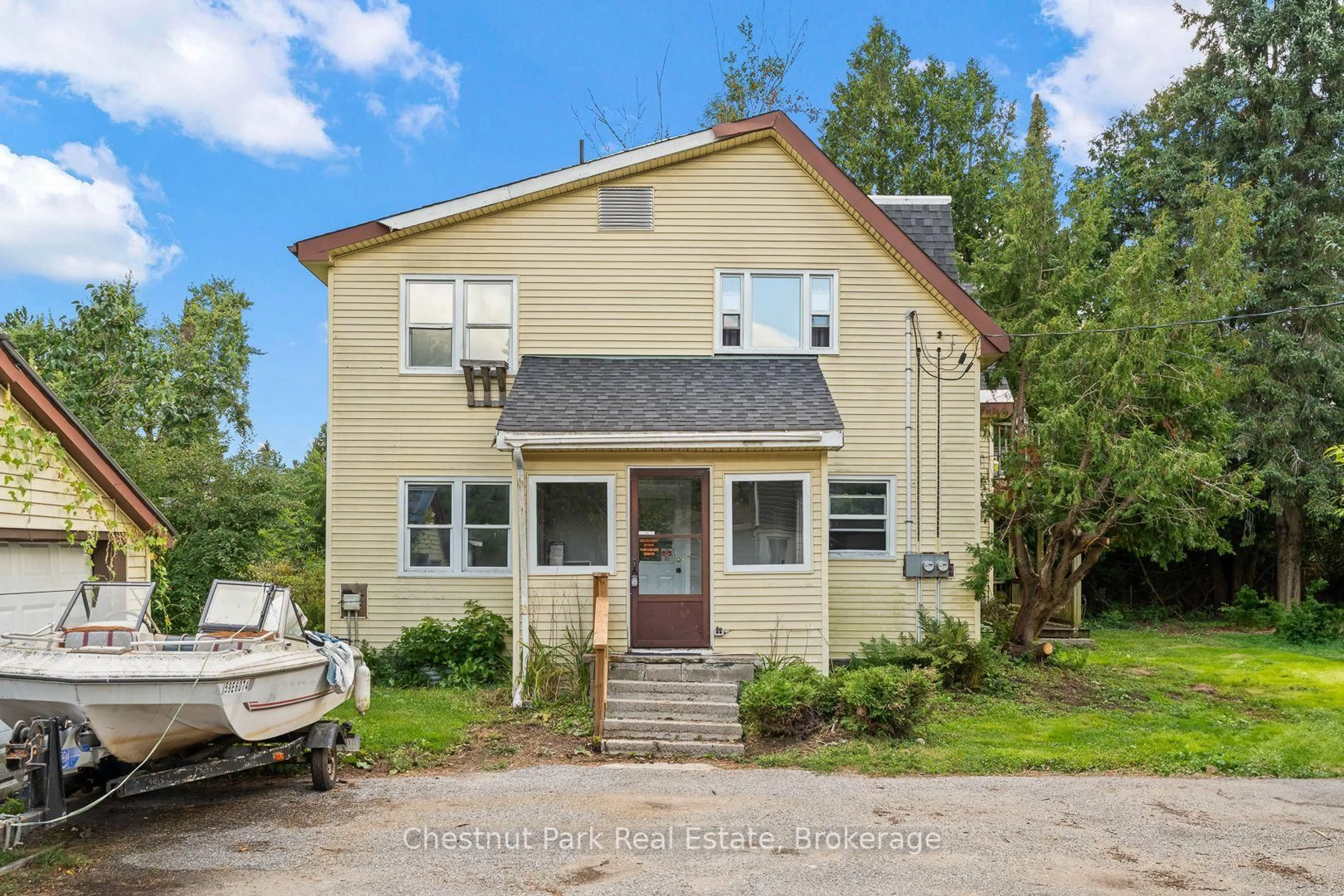 Home with vinyl exterior material, street for 70 Beaumont Dr, Bracebridge Ontario P1L 1X2