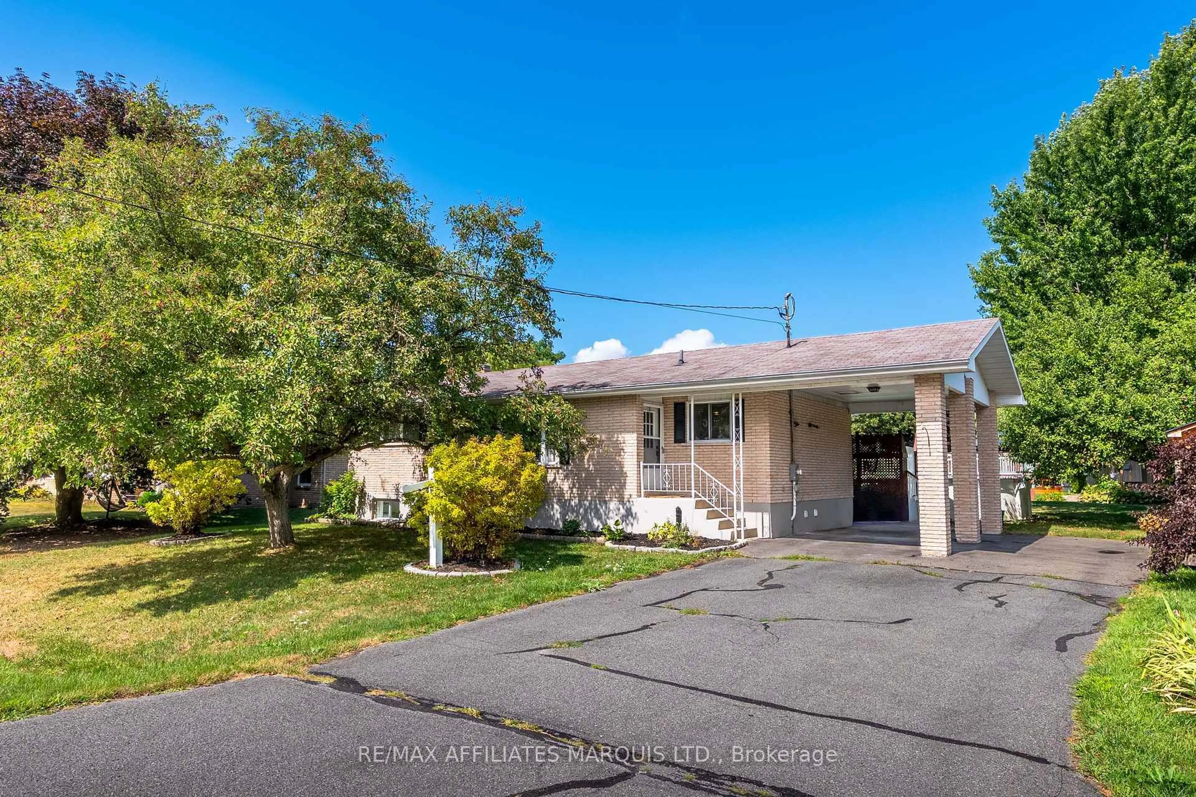 A pic from outside/outdoor area/front of a property/back of a property/a pic from drone, street for 18223 Oak Dr, South Glengarry Ontario K0C 2J0