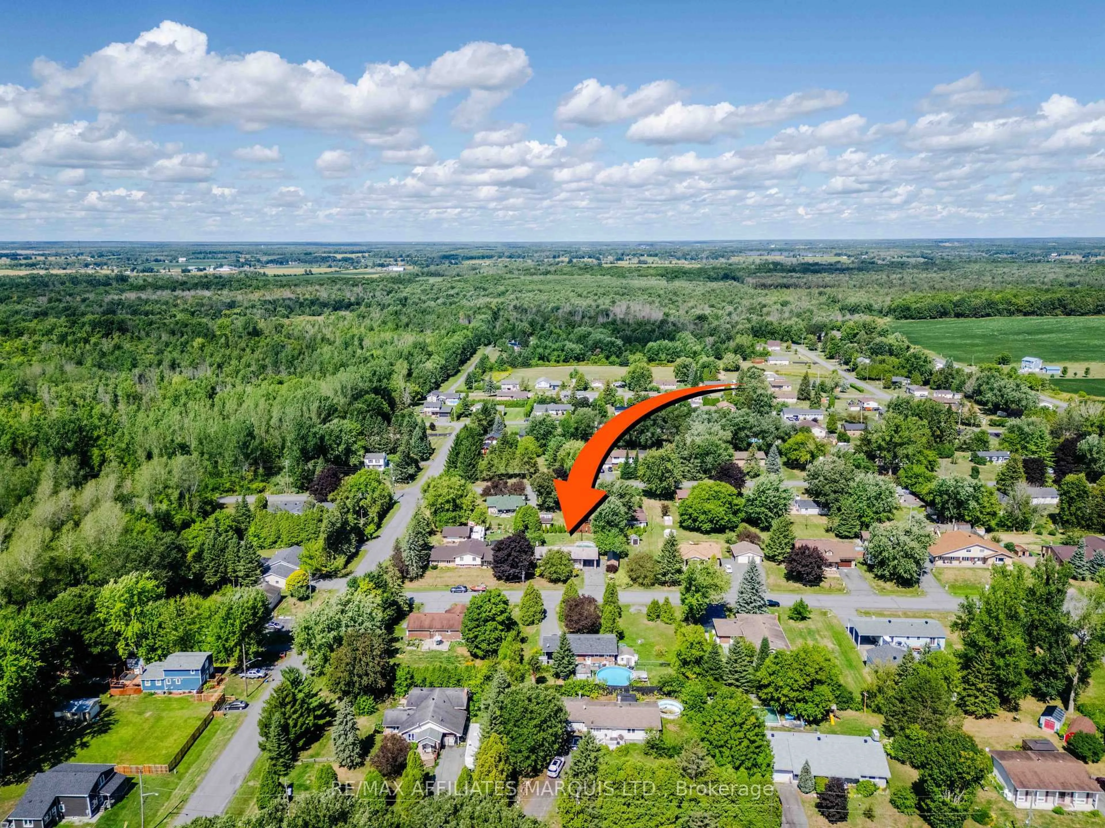 A pic from outside/outdoor area/front of a property/back of a property/a pic from drone, unknown for 18223 Oak Dr, South Glengarry Ontario K0C 2J0