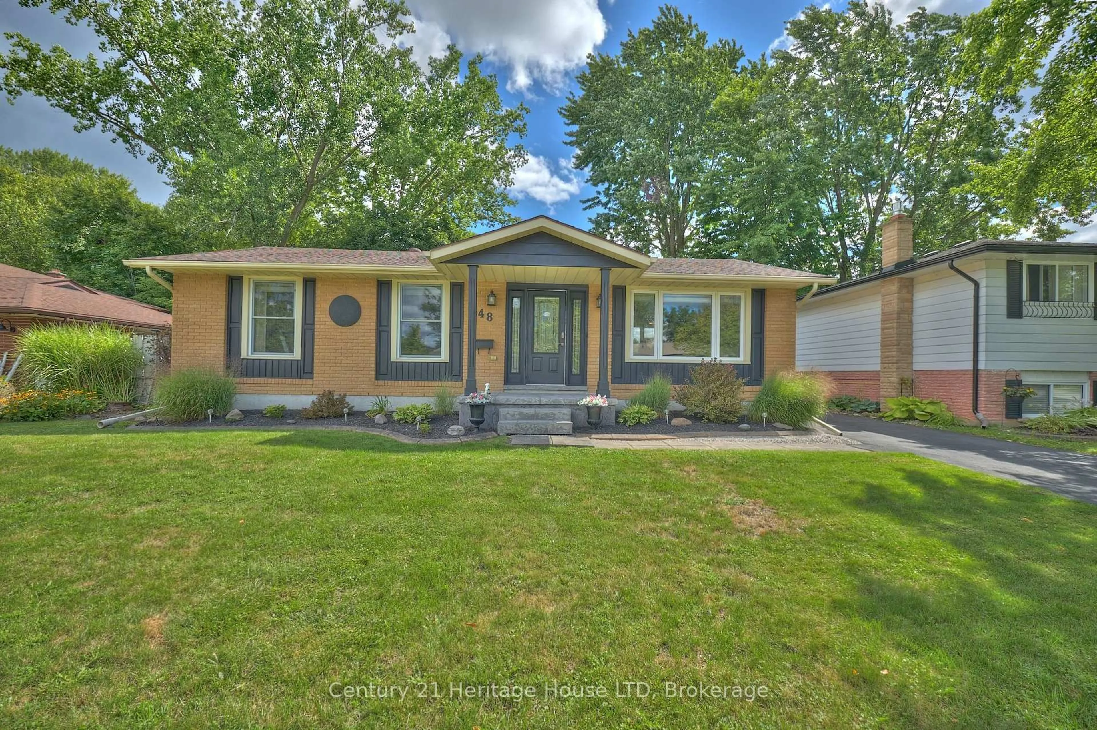 Home with vinyl exterior material, street for 48 Loyalist Dr, Welland Ontario L3C 2Y1