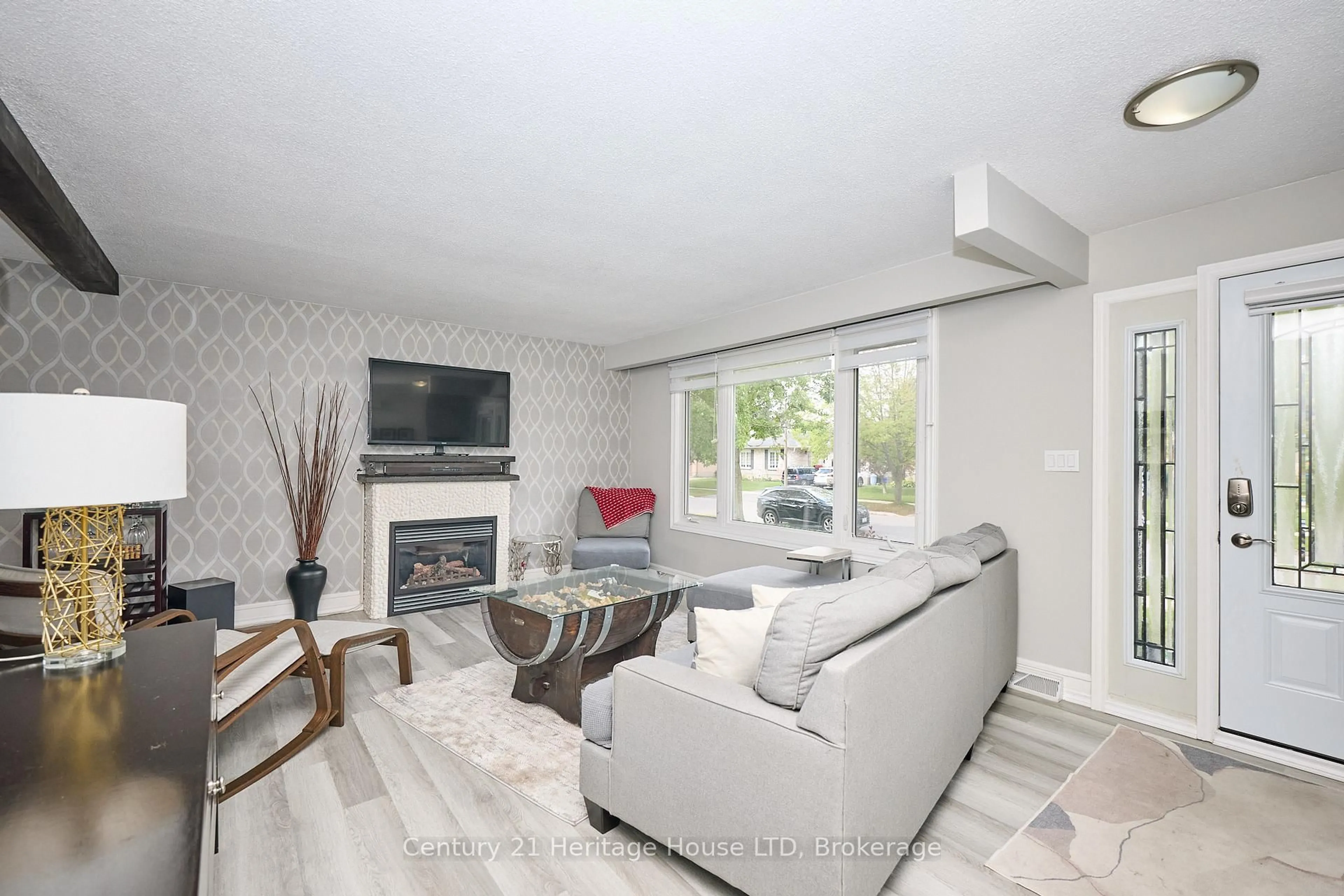 Living room with furniture, unknown for 48 Loyalist Dr, Welland Ontario L3C 2Y1