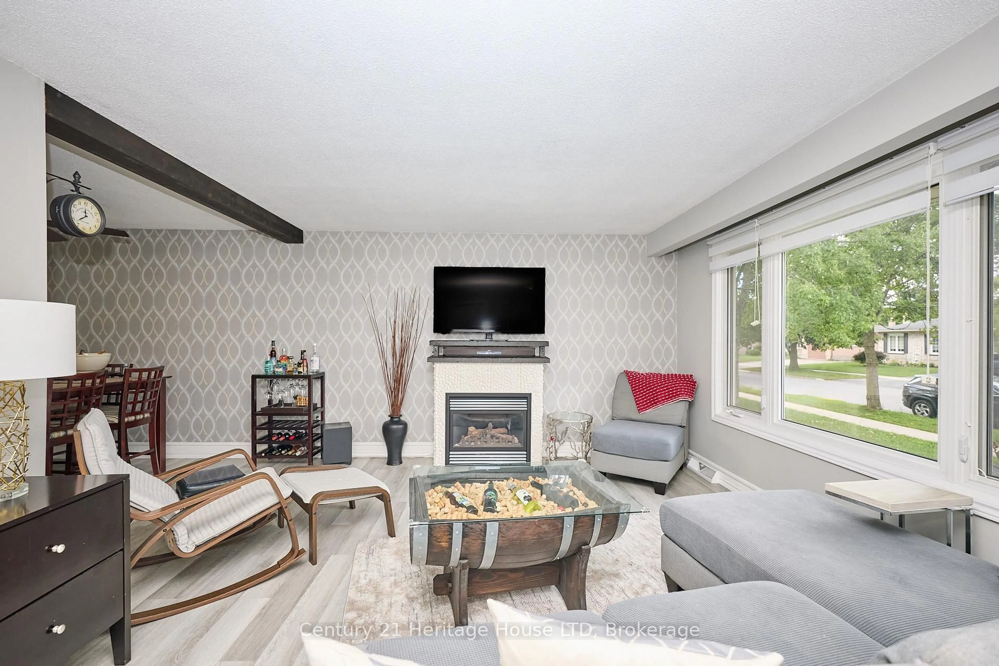 Living room with furniture, unknown for 48 Loyalist Dr, Welland Ontario L3C 2Y1