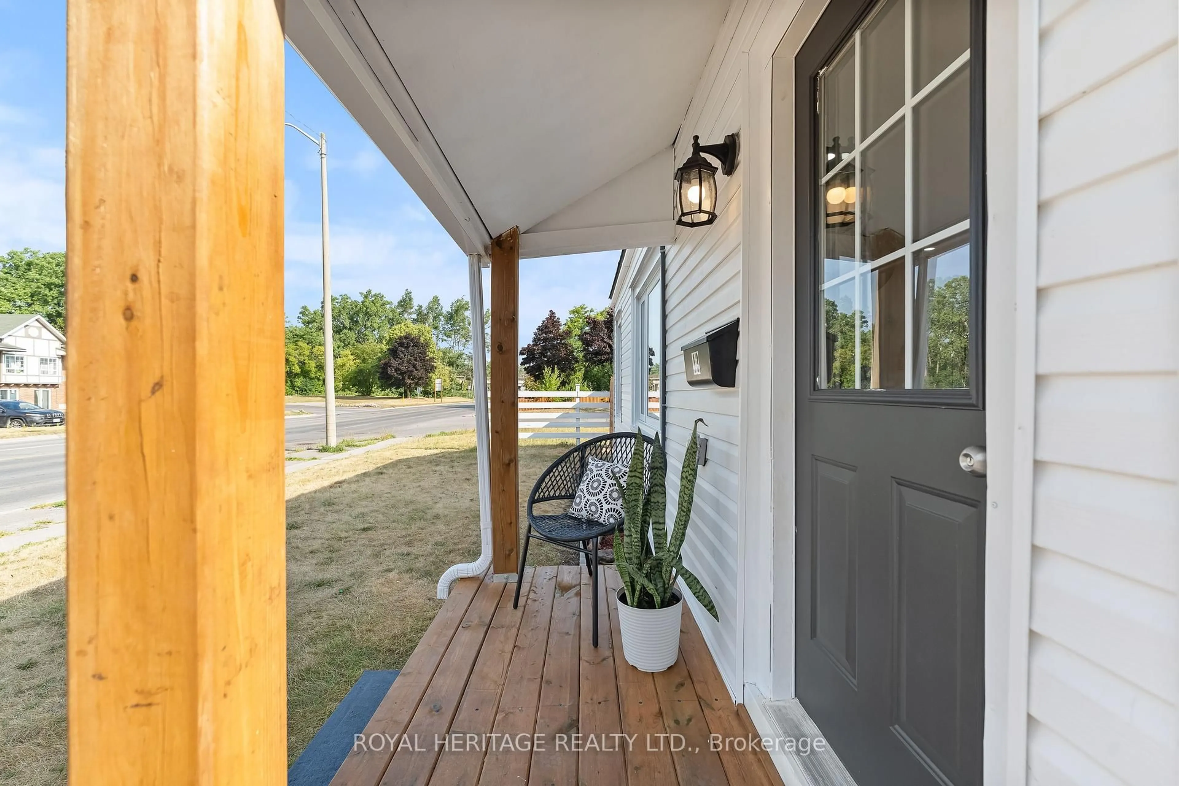 Indoor entryway for 13 Trenton St, Quinte West Ontario K8V 4N1
